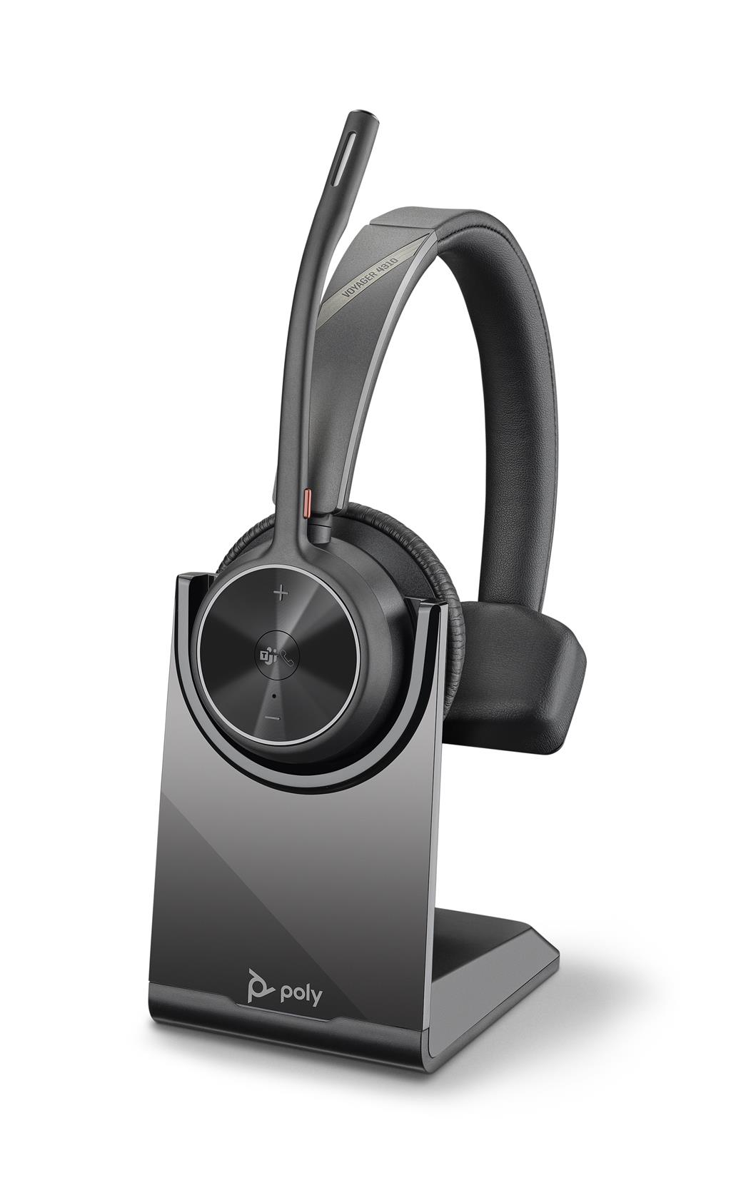 Ein schwarzes Headset mit Mikrofon auf einem Ladefuß mit Poly-Logo.