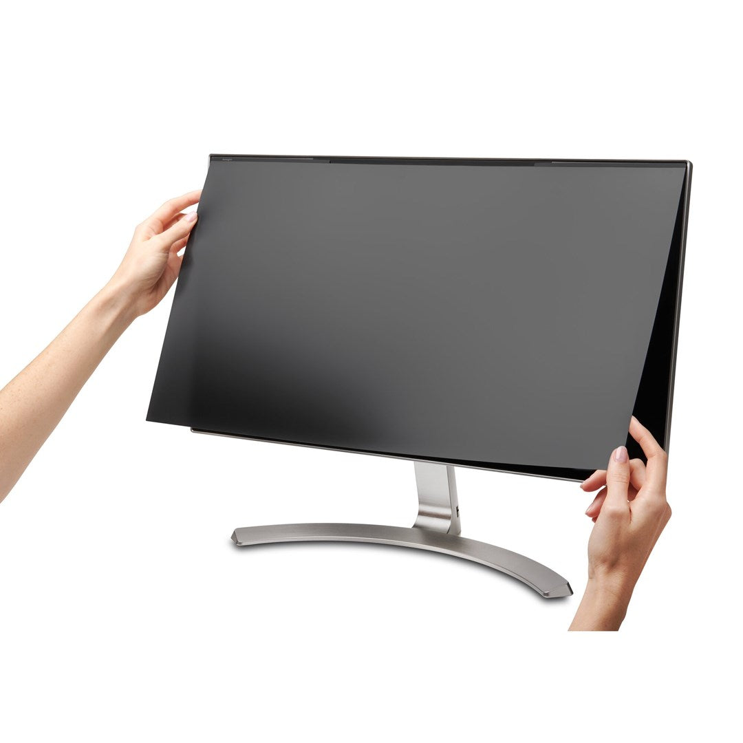 Dos manos sujetan un monitor de ordenador ancho y oscuro con un soporte plateado.