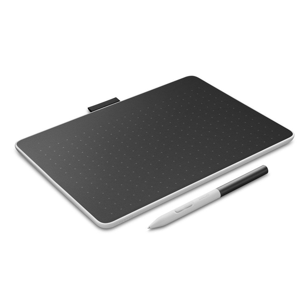Ein schwarzes Grafiktablett mit einem weißen Stift liegt auf einem weißen Hintergrund.