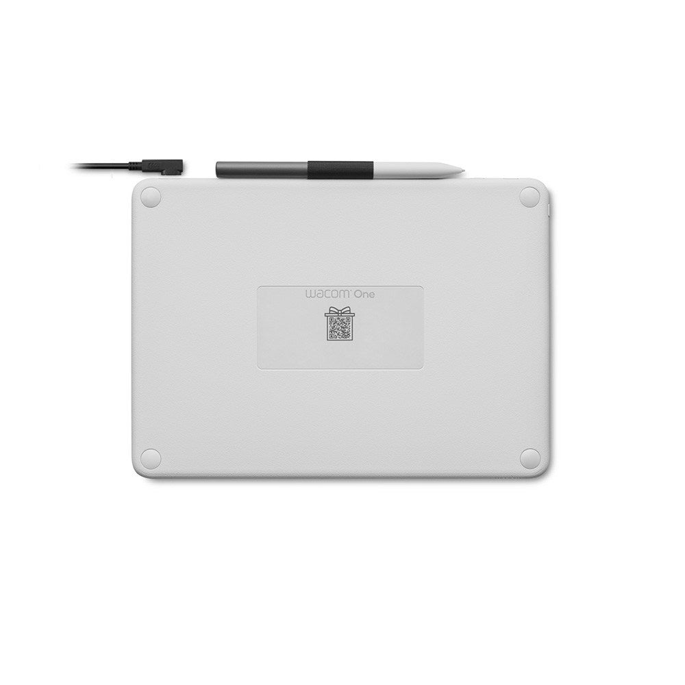 Ein weißes Wacom One Grafiktablett mit Stift und Kabel, mit Logo und QR-Code.