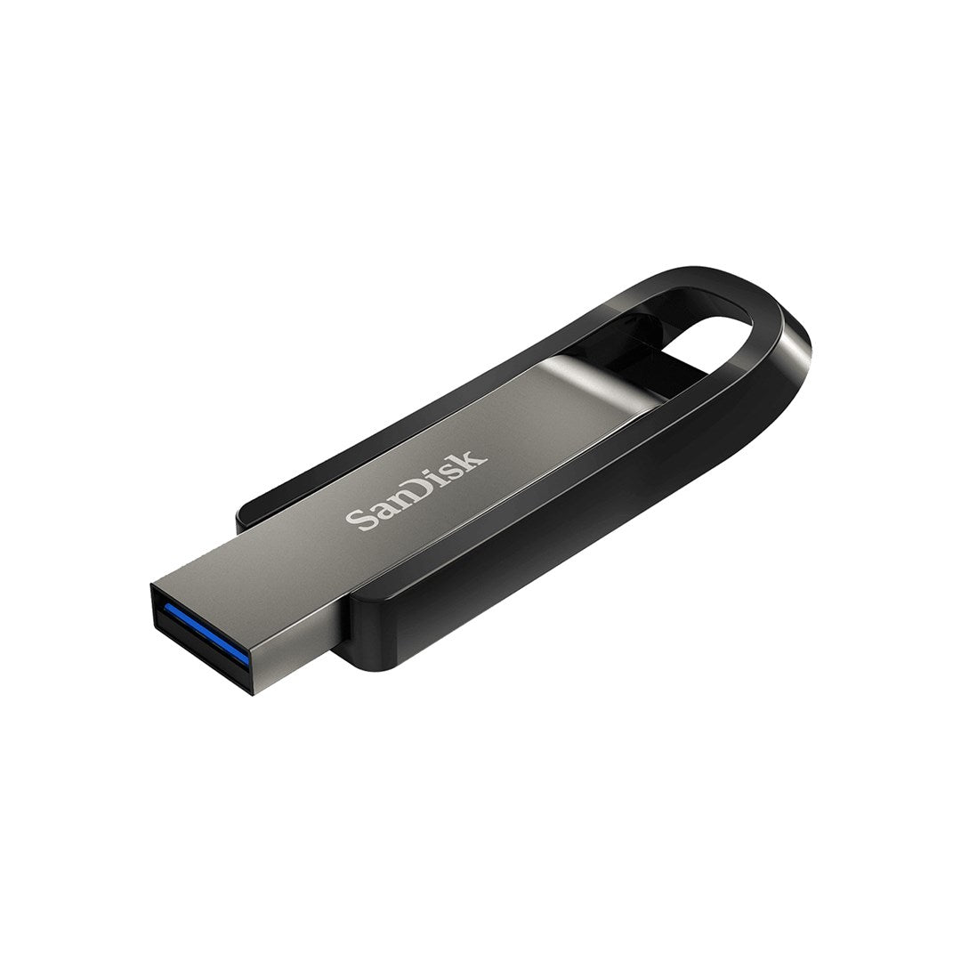 Ein schwarzer SanDisk USB-Stick mit silbernem Metallstecker auf weißem Hintergrund.