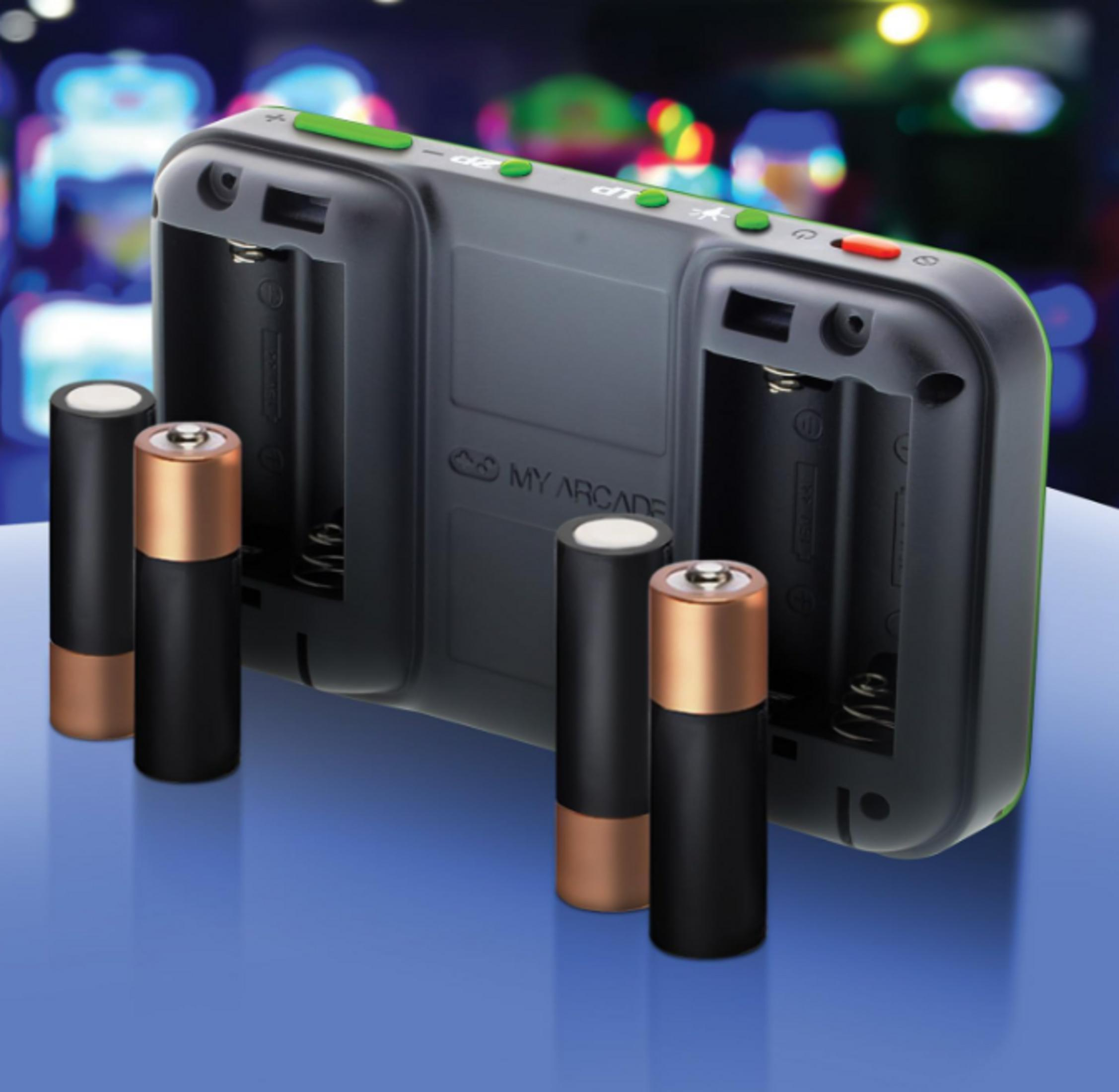 Achterkant van een zwart handheld apparaat met open batterijcompartiment en vier batterijen ernaast.