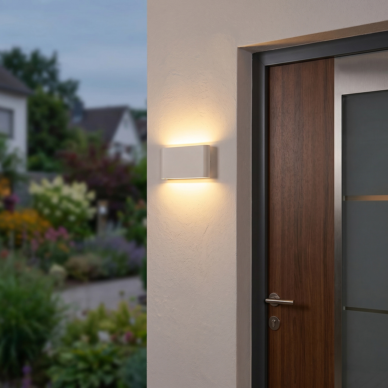 Eine weiße Wandleuchte beleuchtet eine Wand neben einer Holztür mit Fenster.