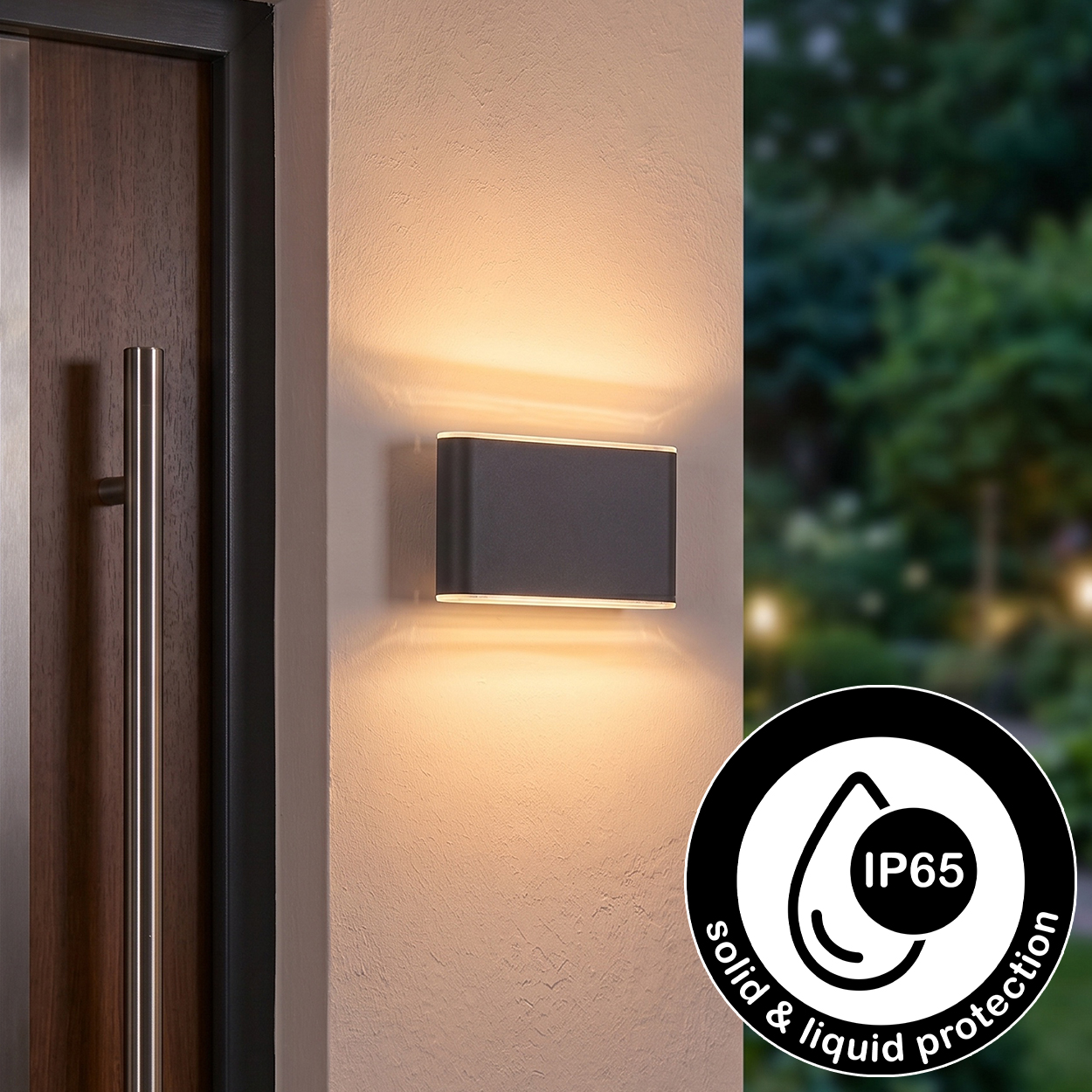 Dunkelgraue Wandleuchte beleuchtet Wand und Tür. IP65-Symbol.
