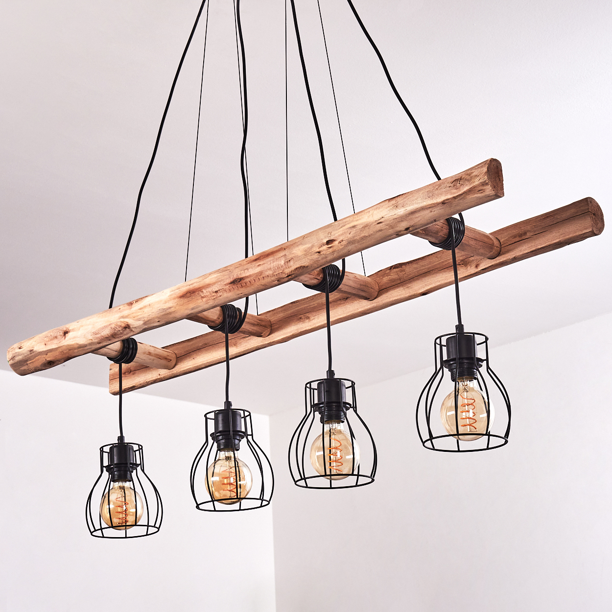 Hängelampe mit Holzleiter-Design und vier Käfiglampenschirmen.
