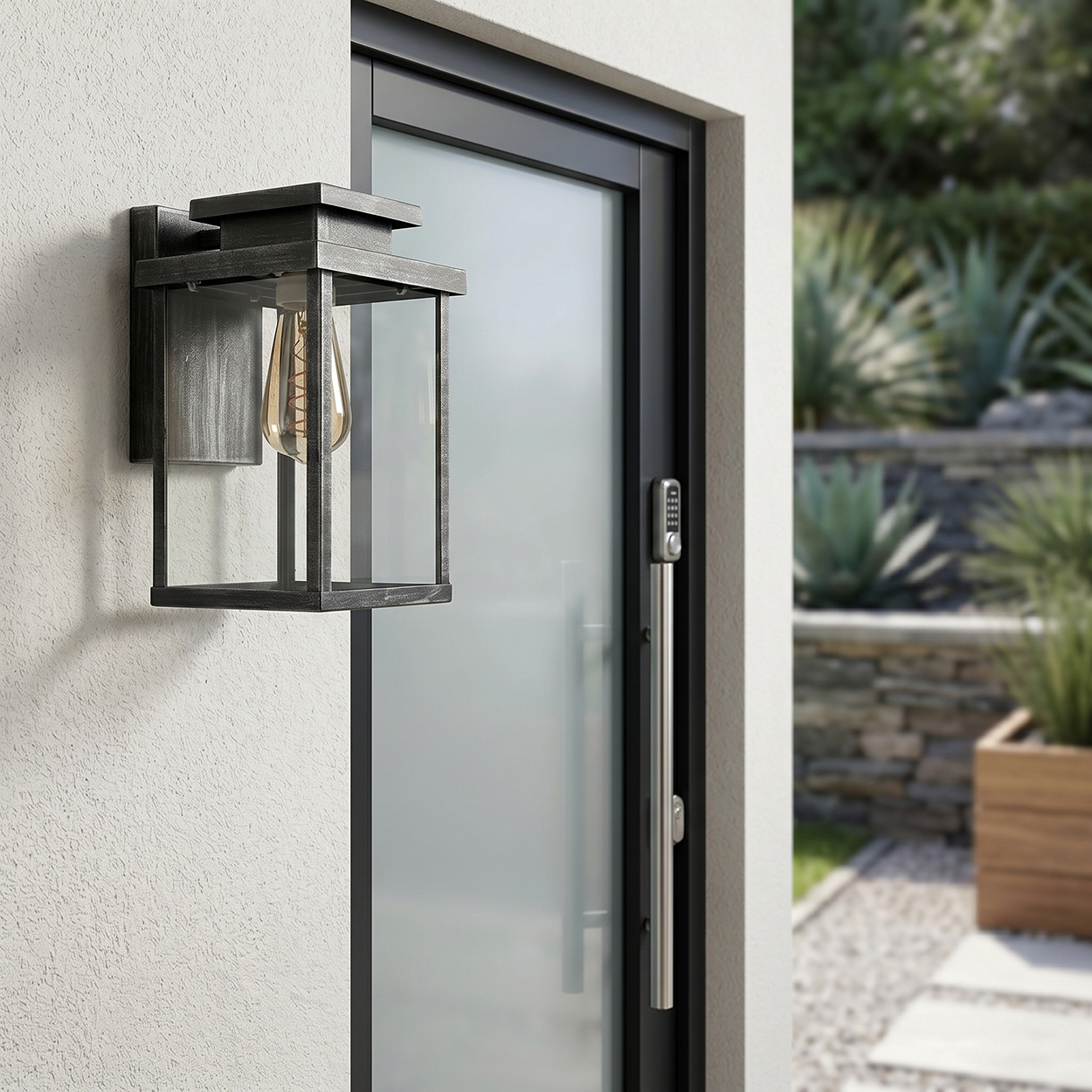 Draußenwandleuchte mit schwarzem Metallrahmen und Glas, daneben eine Tür mit Griff.