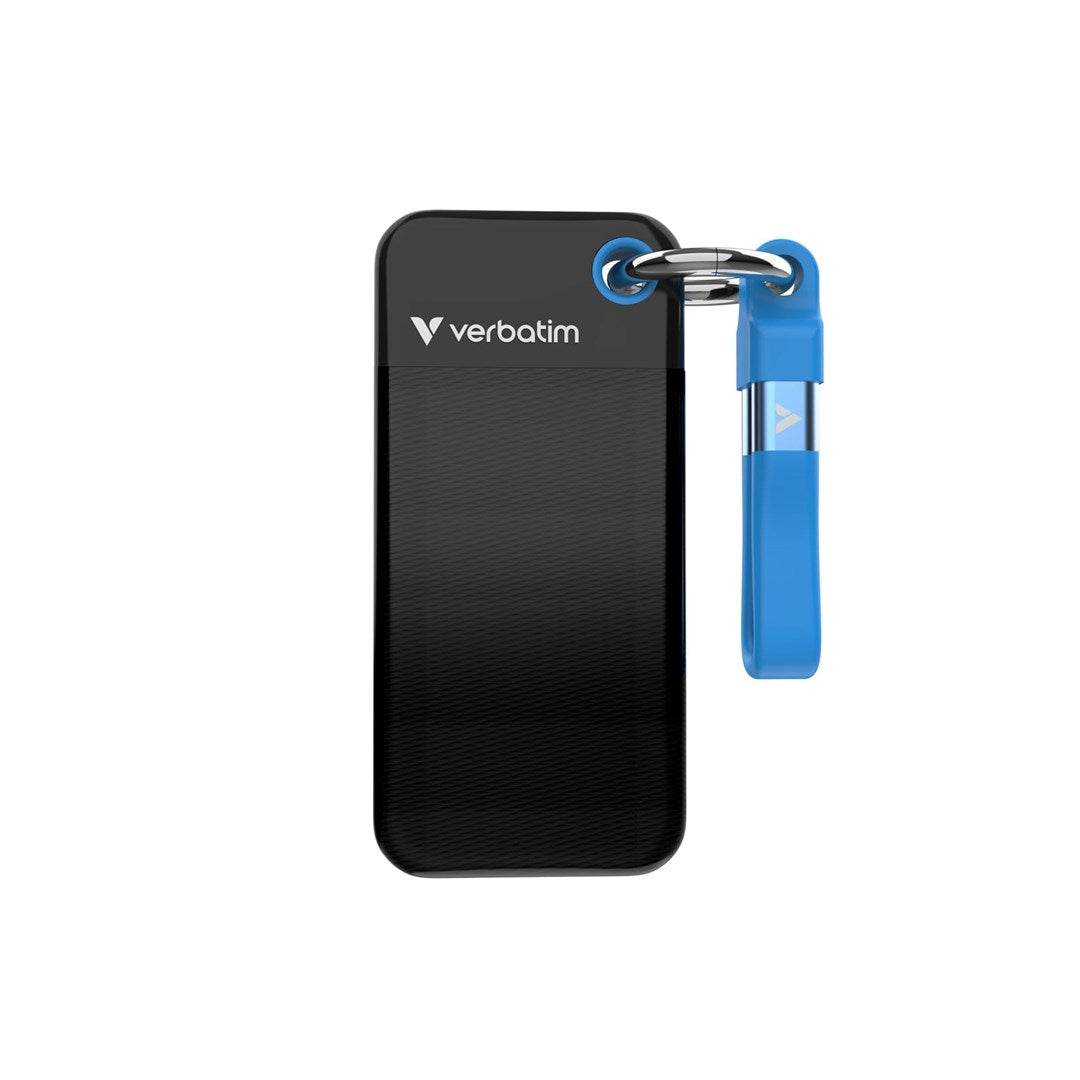 Zwarte Verbatim USB-stick met blauw koord en zilveren sleutelhanger.