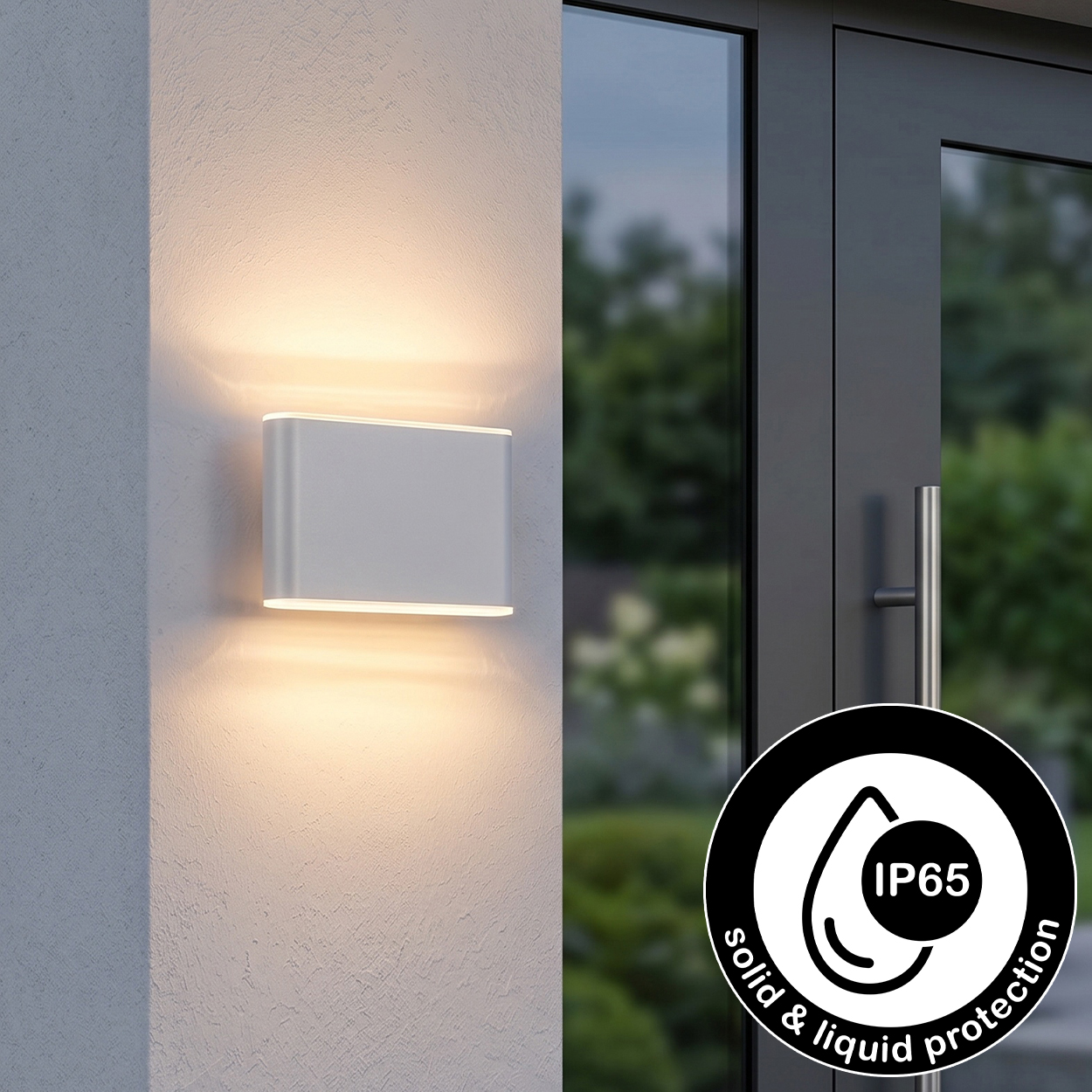 Moderne Wandleuchte beleuchtet weiße Wand; daneben eine graue Tür mit Griff.