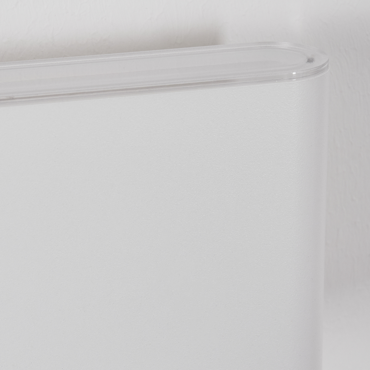 Ein weißer Behälter mit transparenter Kappe, nahaufnahme.