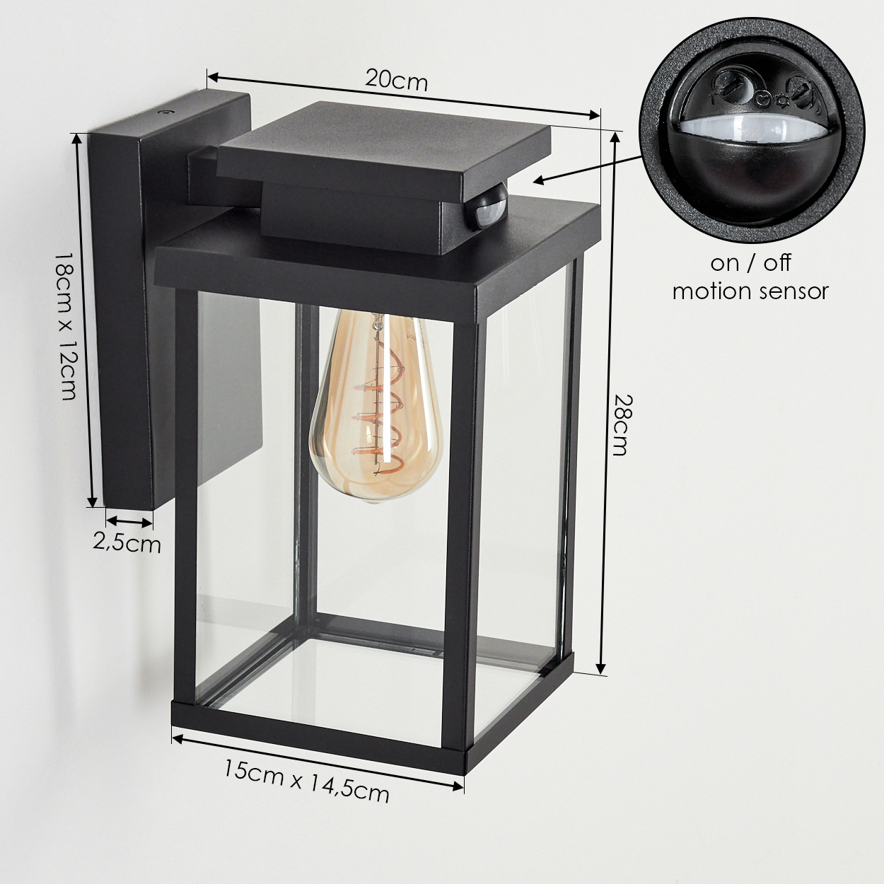 Schwarze Wandlaterne mit Glas, Glühbirne und Bewegungssensor, Maße angegeben.