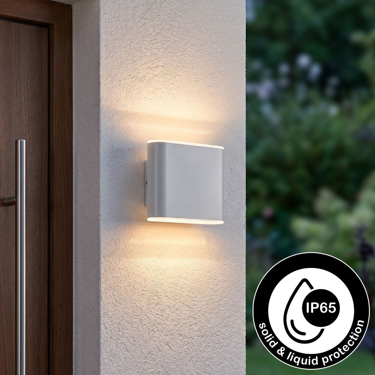 Grauer Wandleuchter beleuchtet weiße Wand neben Holztür. IP65 Logo.