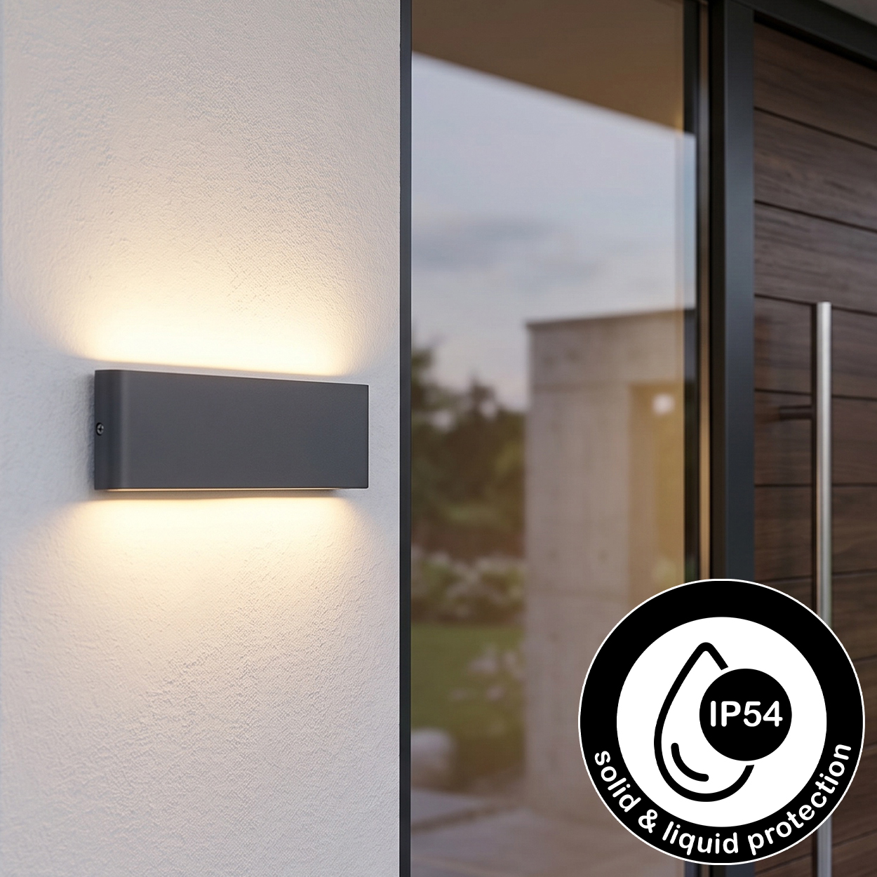 Dunkelgrauer Wandstrahler leuchtet nach oben und unten. IP54-Logo.
