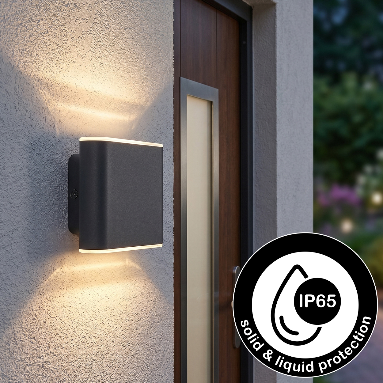 Dunkelgraue Außenwandleuchte mit IP65-Schutz, beleuchtet die Wand.