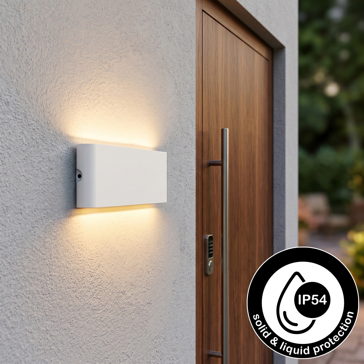 Weiße Wandleuchte beleuchtet graue Wand neben Holztür mit Griff.