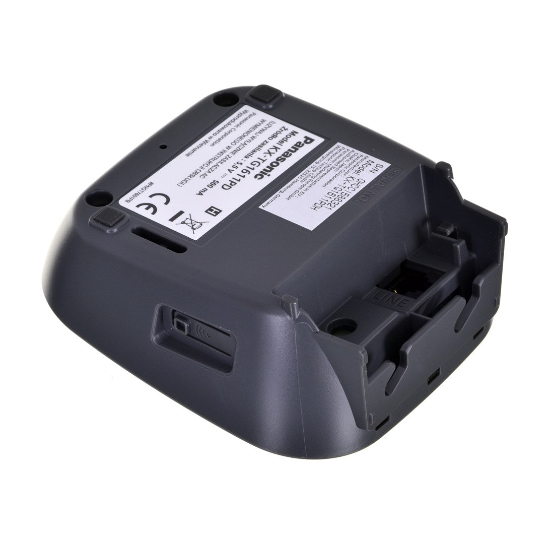 Base de téléphone Panasonic gris foncé avec port de chargement et étiquettes.
