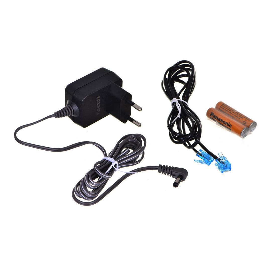 Un adaptateur secteur noir, un câble avec connecteurs RJ11 et deux piles AA.