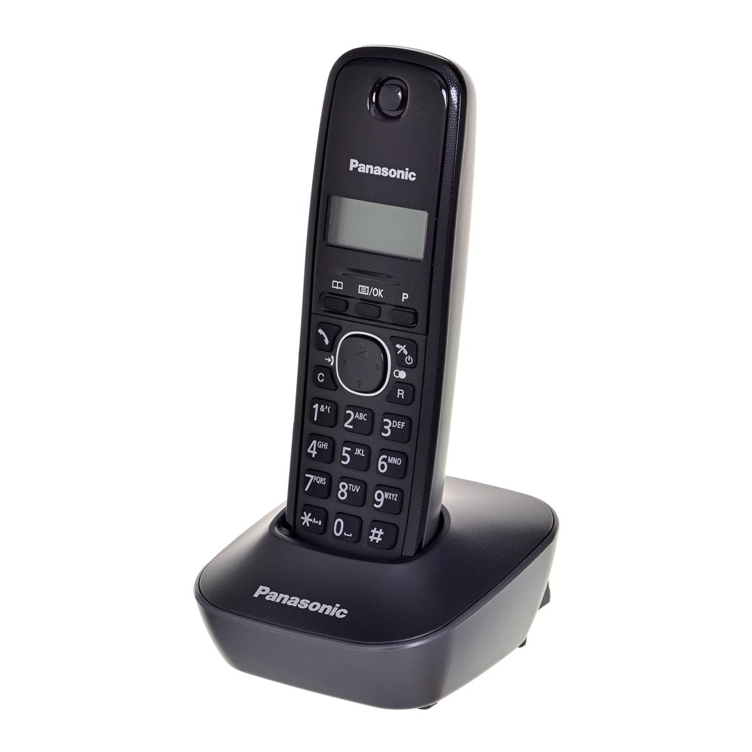 Un téléphone sans fil Panasonic noir sur sa base de chargement sur fond blanc.