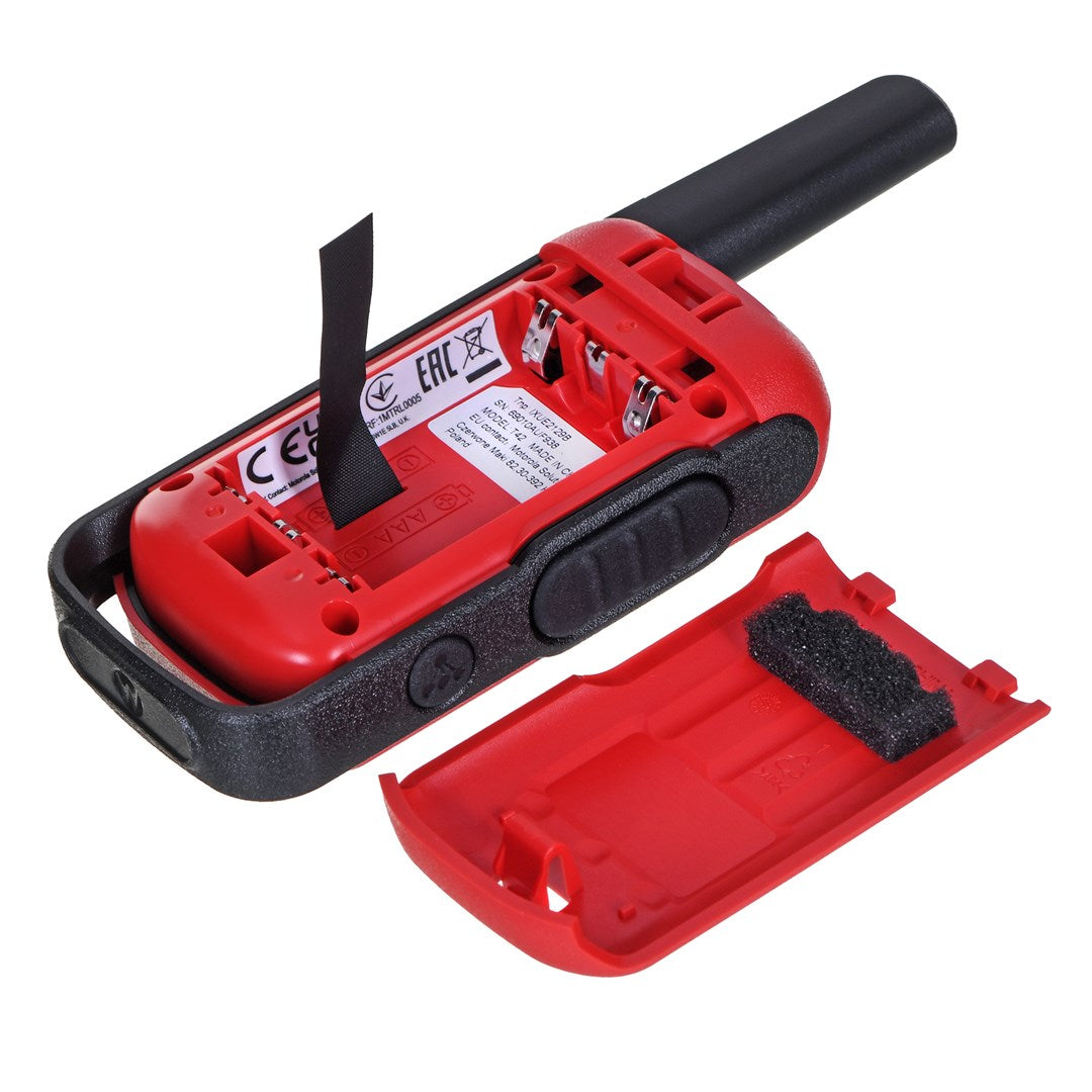 Ein rotes und schwarzes Funkgerät mit abgenommenem Batteriefachdeckel.