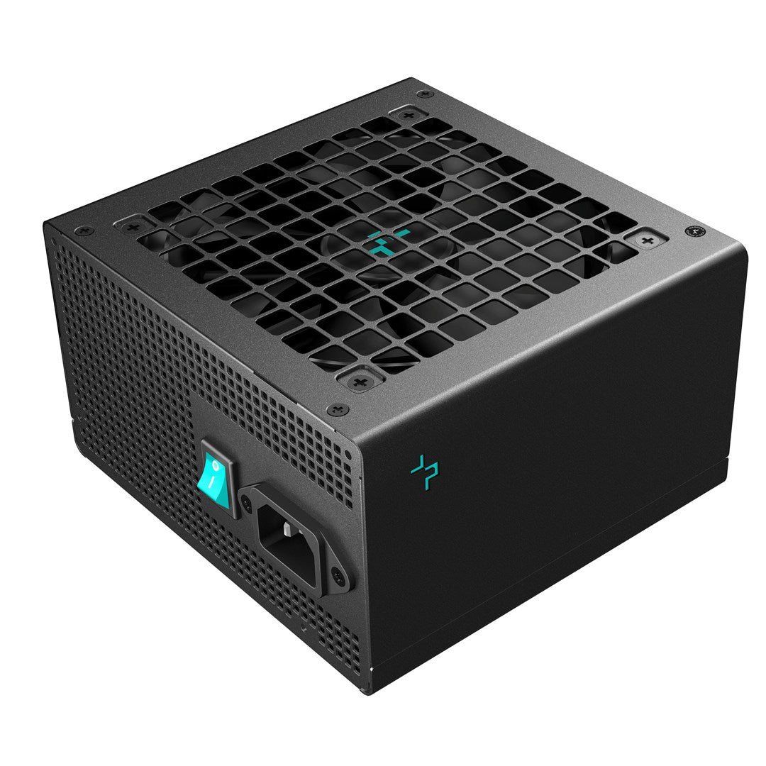 Alimentatore nero con griglia ventola e interruttore blu.