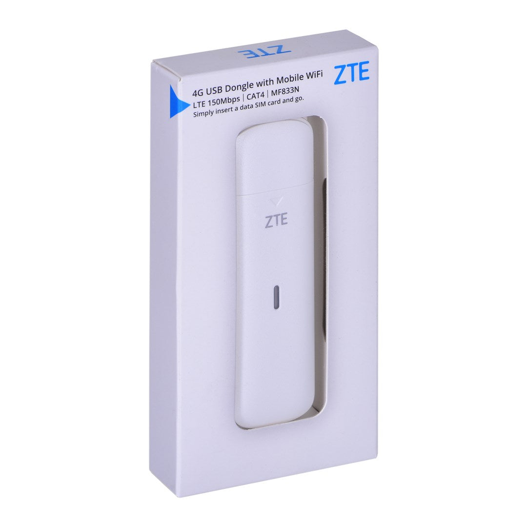 Weißer ZTE 4G USB-Dongle mit mobilem WLAN in seiner Verpackung. Textdetailspezifikationen.