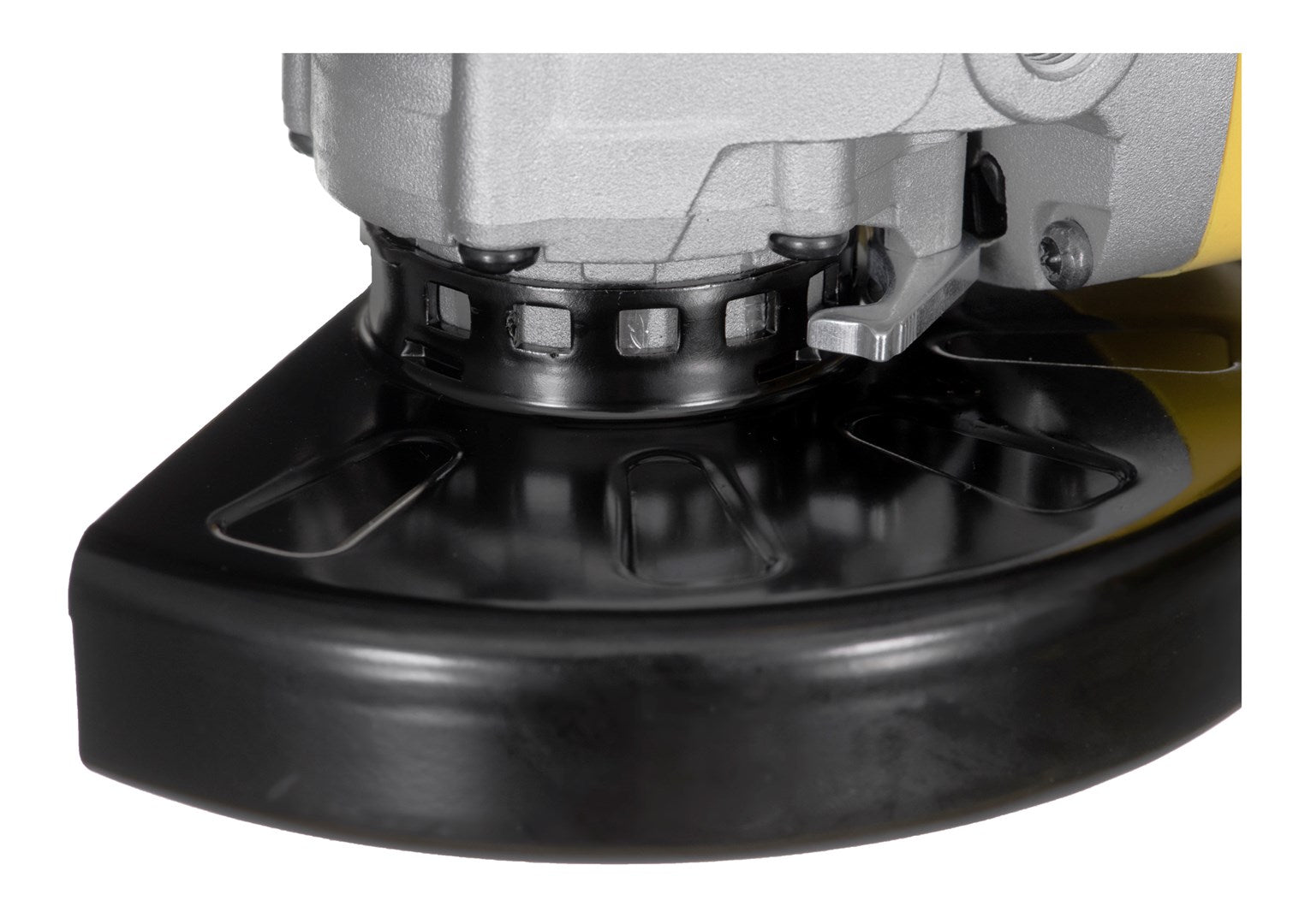 Primer plano del protector negro y la carcasa plateada de una amoladora angular.