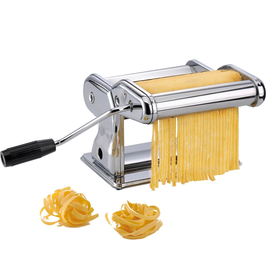 Eine silberne Nudelmaschine mit schwarzem Griff macht frisch geschnittene Pasta.