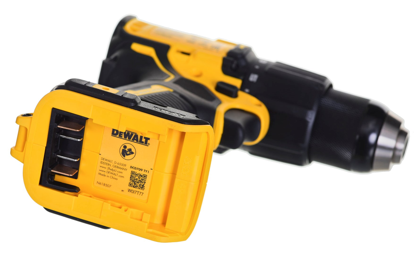 Ein gelber DeWalt-Akkuschrauber mit abgenommenem Akku. Fokus auf dem Akku.