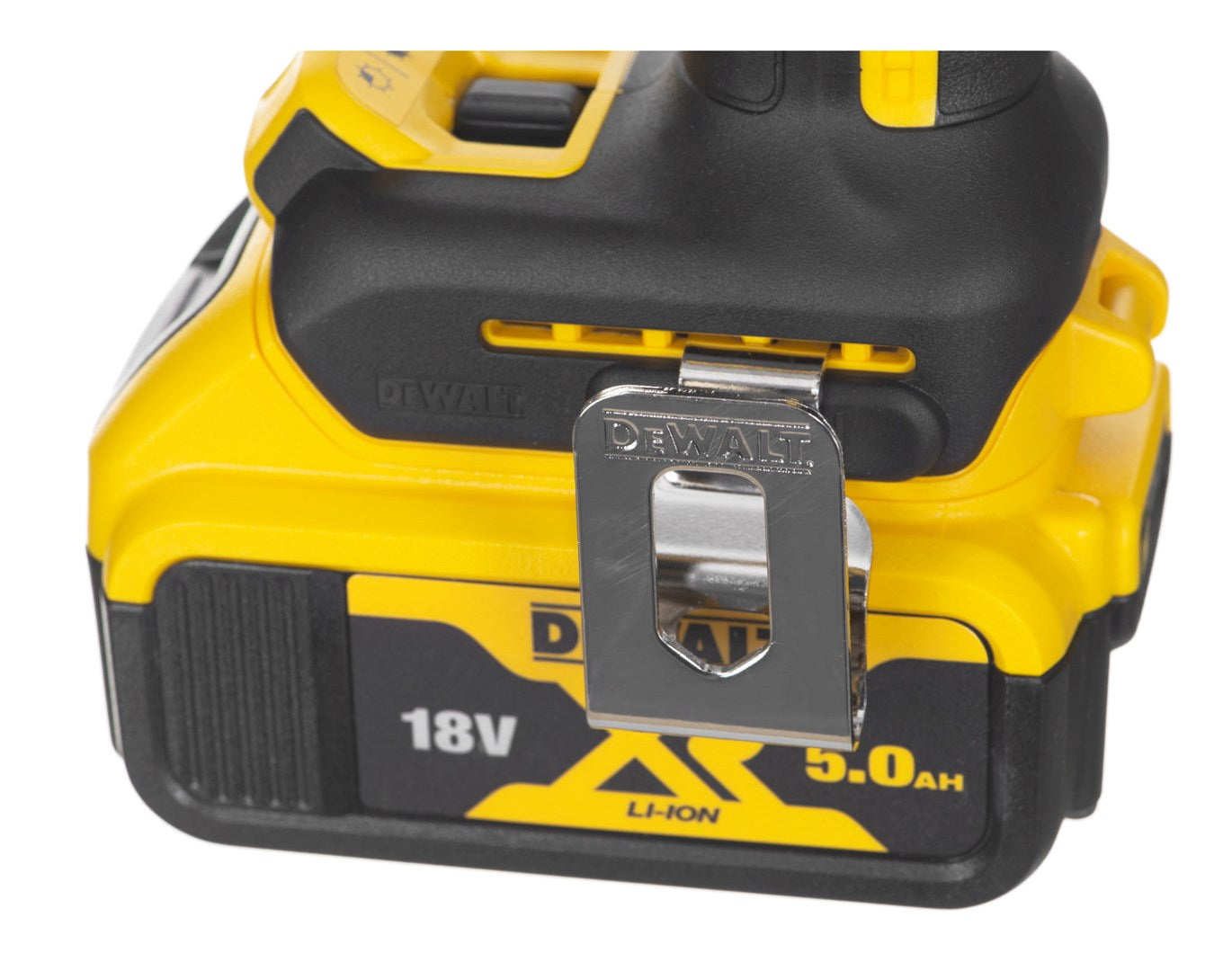 Gros plan d'une batterie Dewalt jaune et noire 18V 5.0Ah avec un clip métallique.