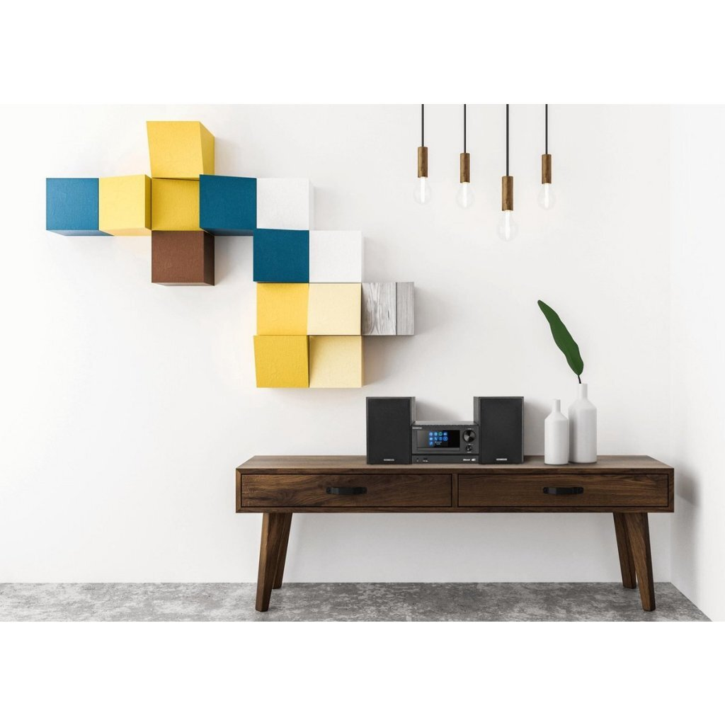 Ein moderner Wohnraum mit einem Holzschrank, Stereoanlage, Lautsprechern, Vasen und Wandregalen.