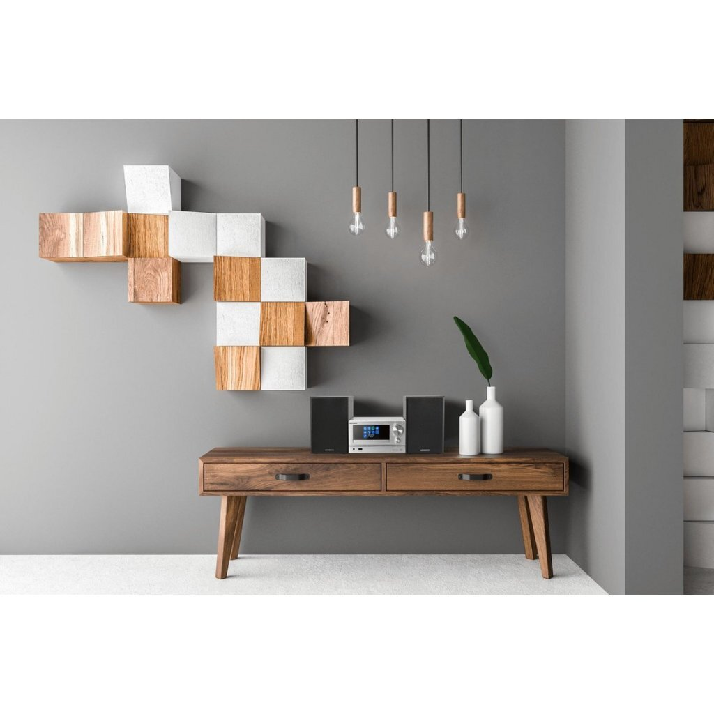 Habitación moderna con estantes de pared de madera, equipo de música, altavoces y jarrón.