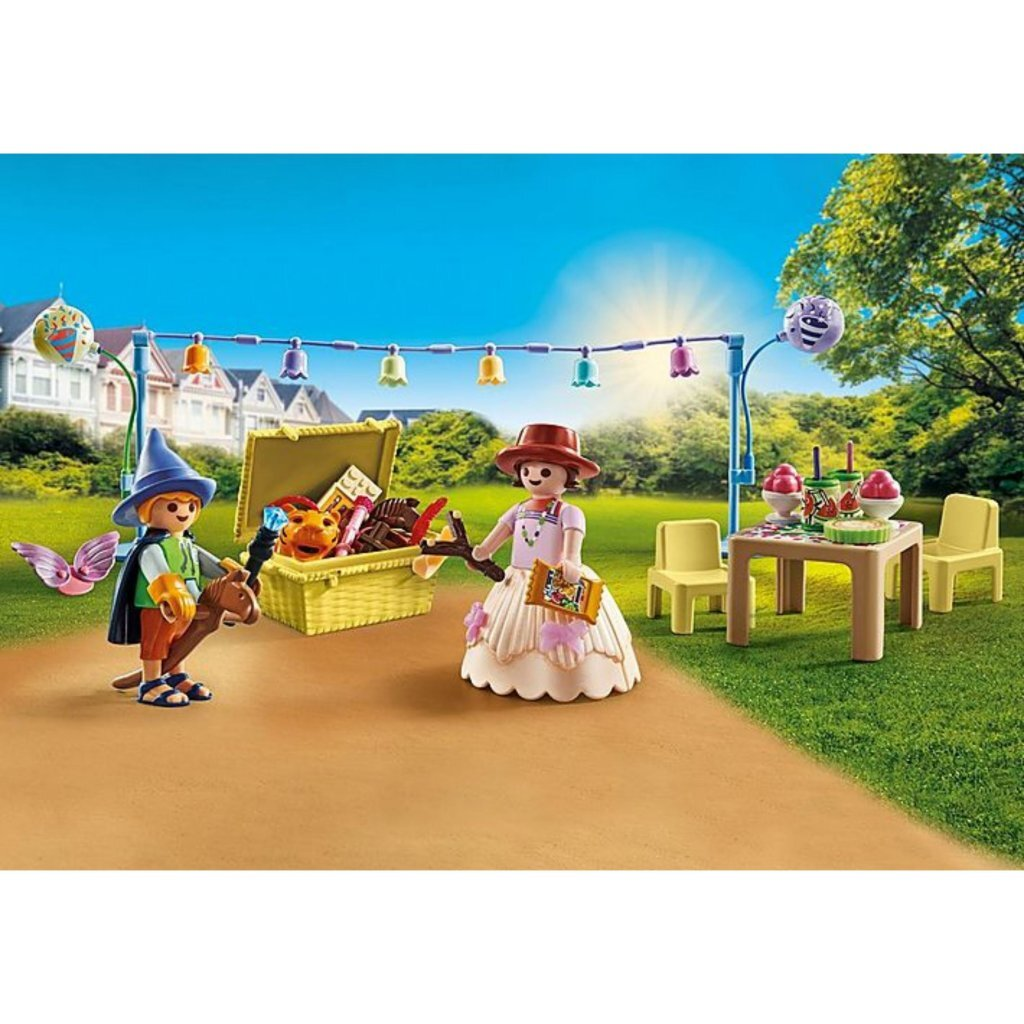 Zwei Playmobil-Figuren spielen im Freien mit einer Truhe voller Spielzeug und einem Tisch mit Eis.