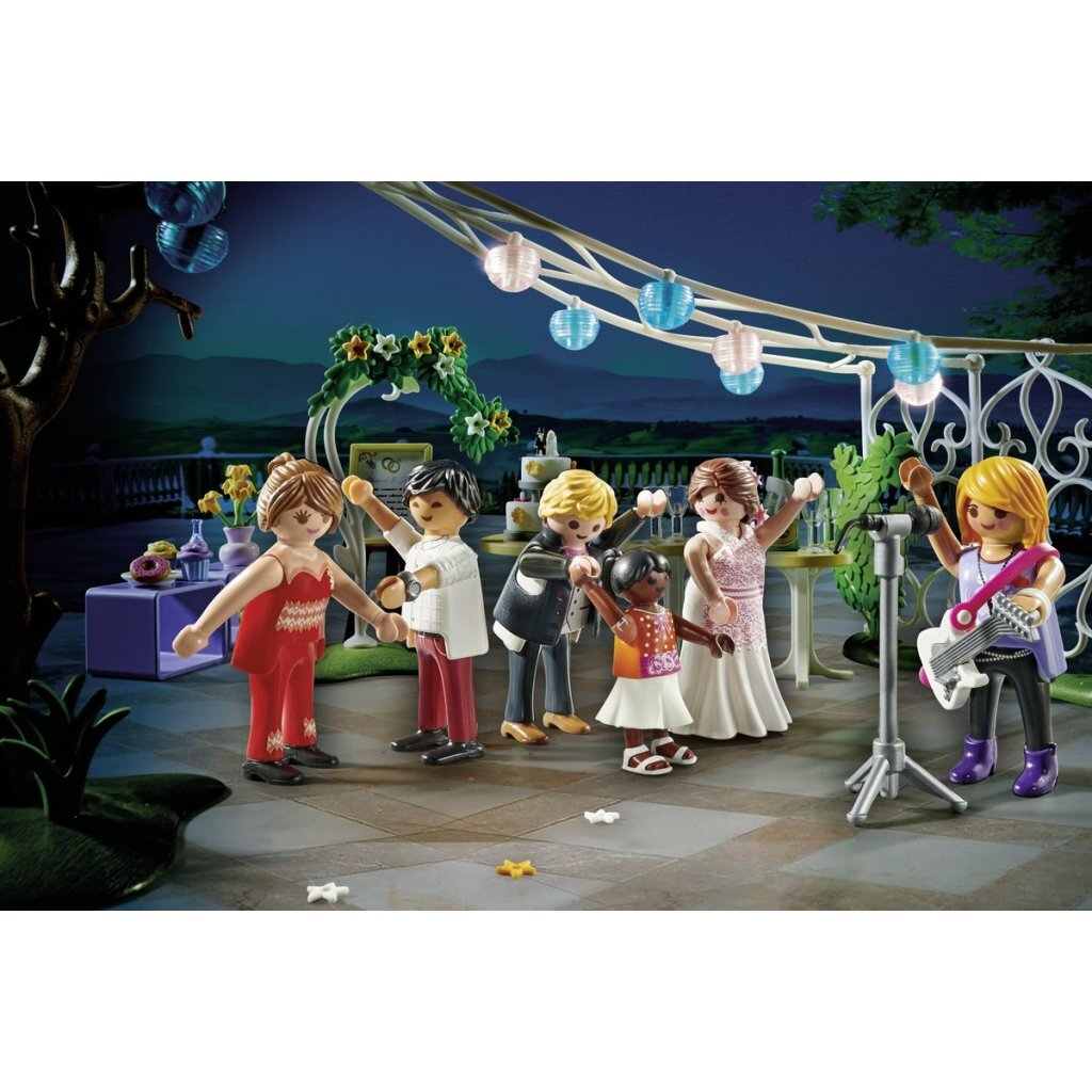 Figuras de Playmobil en una recepción de boda nocturna con banda y tarta.