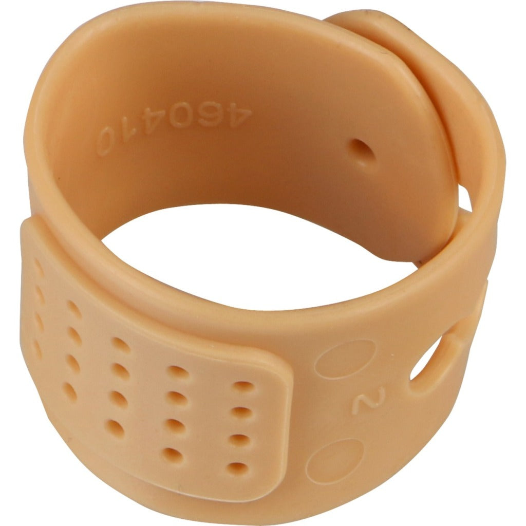 Ein heller, beiger Gitarrenplektrum-Fingerhut mit Perforationen und einer Nummerierung.