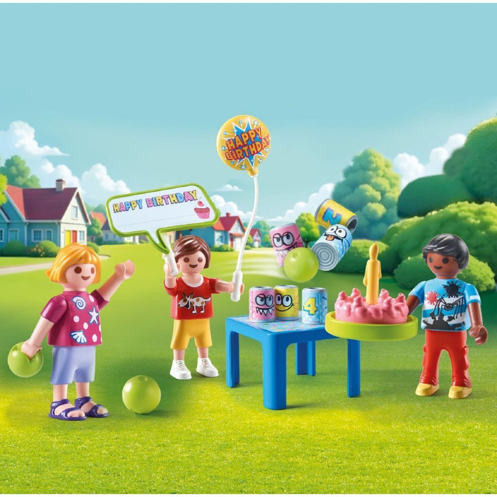 Tre figure Playmobil festeggiano un compleanno all'aperto con torta, palloncini e regali.