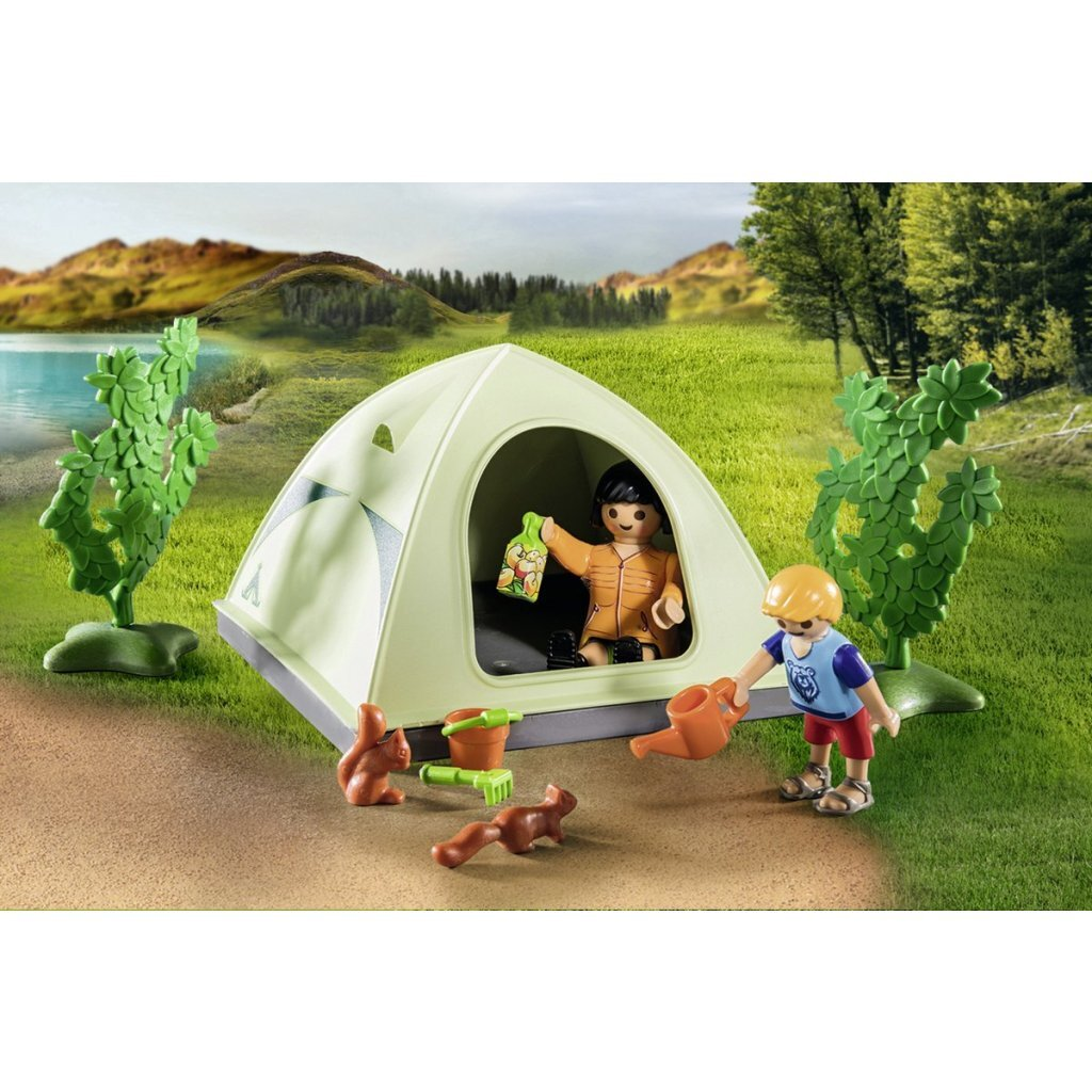 Scena campeggio Playmobil: tenda, figure, scoiattoli, annaffiatoio, secchio, rastrello.