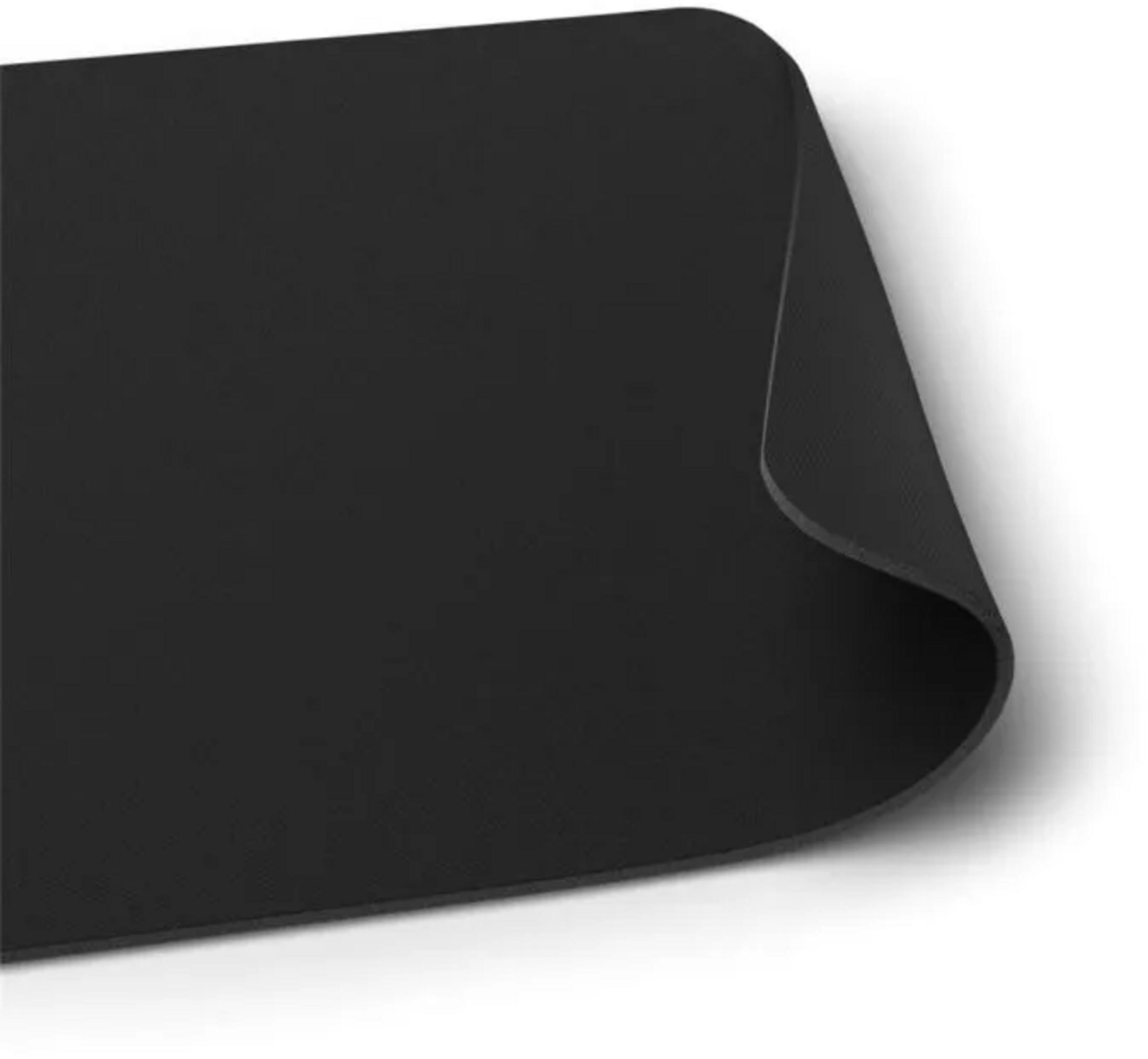Ein schwarzes Mauspad, das sich auf einer weißen Fläche krümmt.
