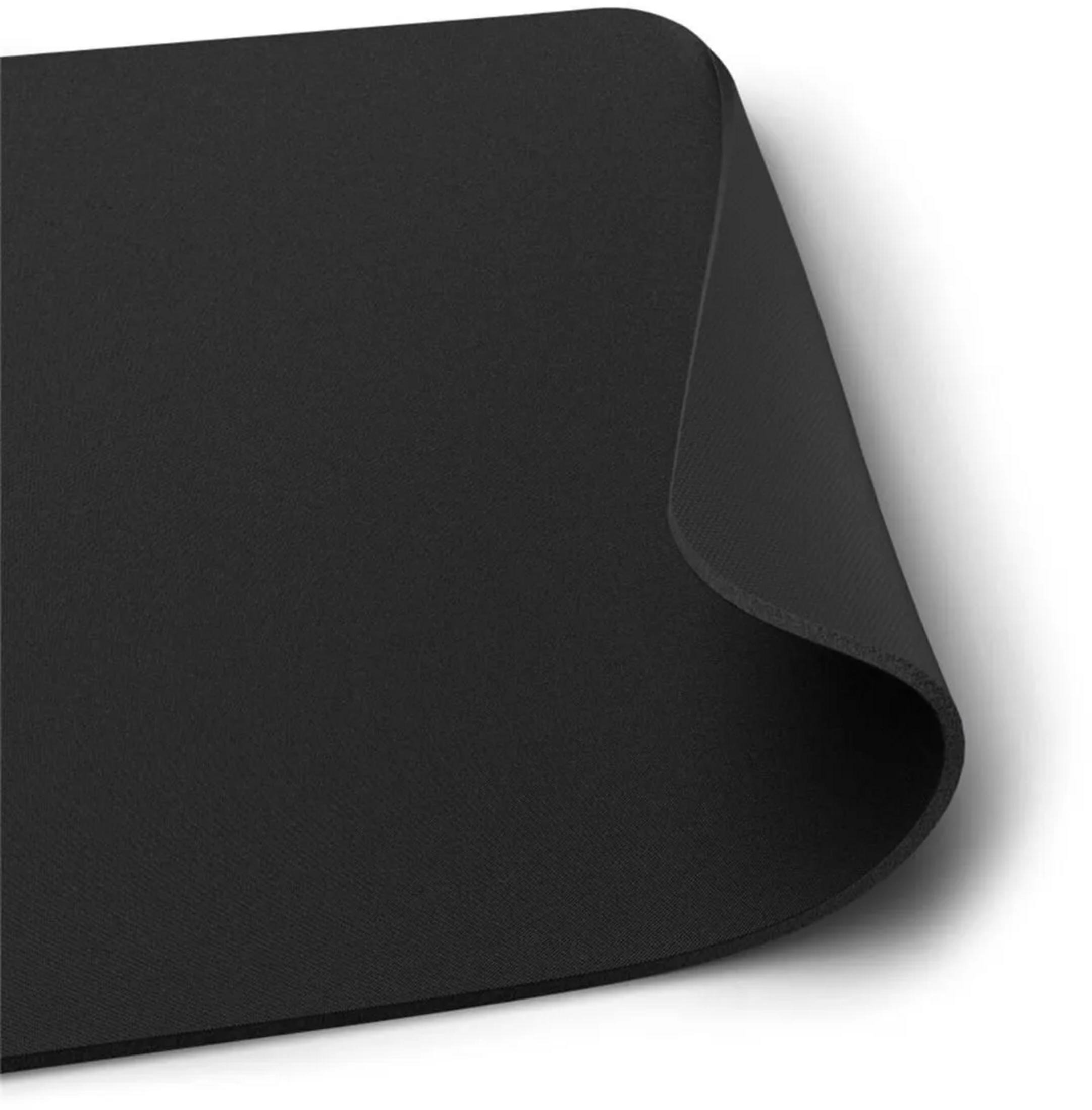 Eine schwarze, rechteckige Matte mit abgerundeten Ecken, auf weißem Hintergrund.