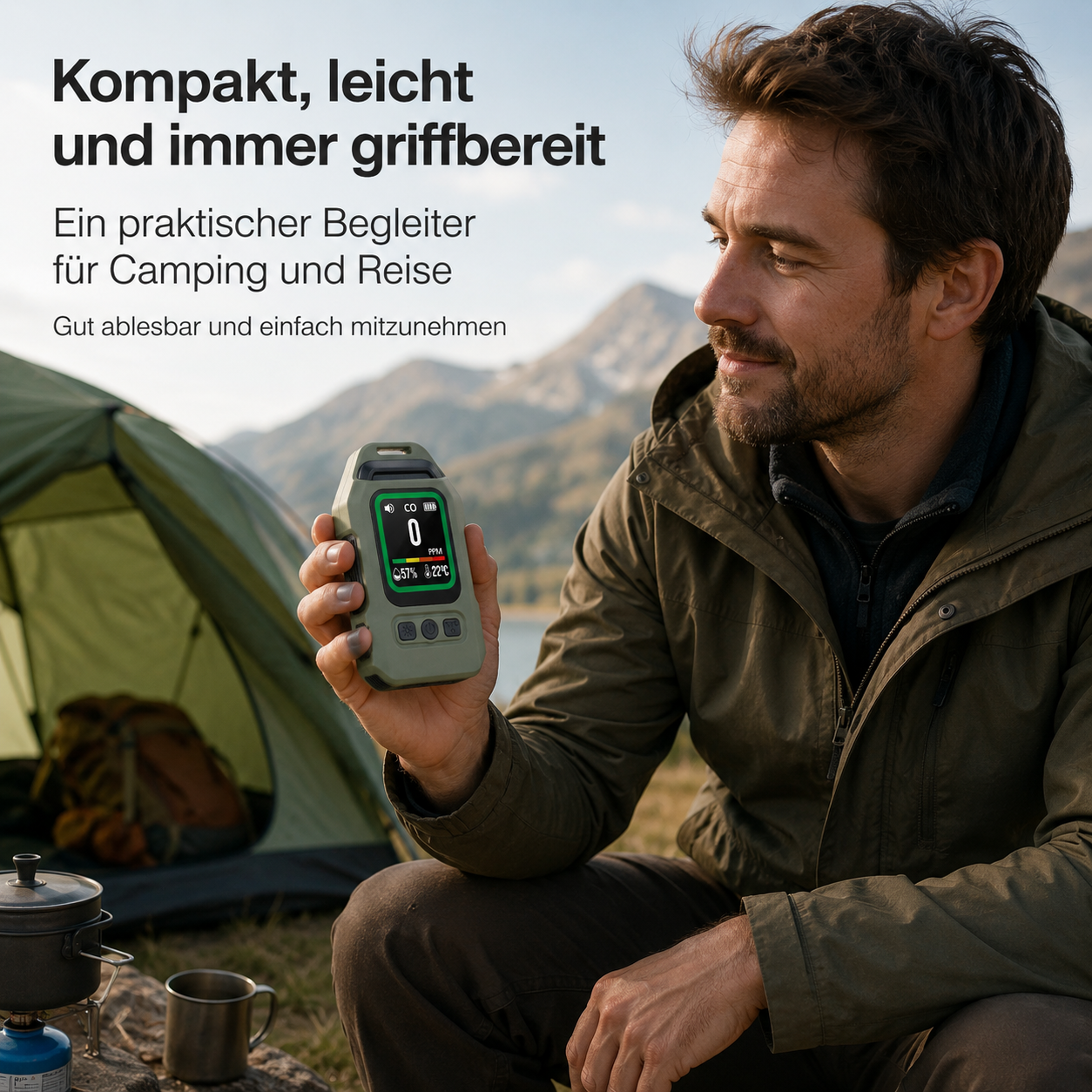 Mann hält CO-Messgerät in der Natur. Zelt, Berge im Hintergrund.