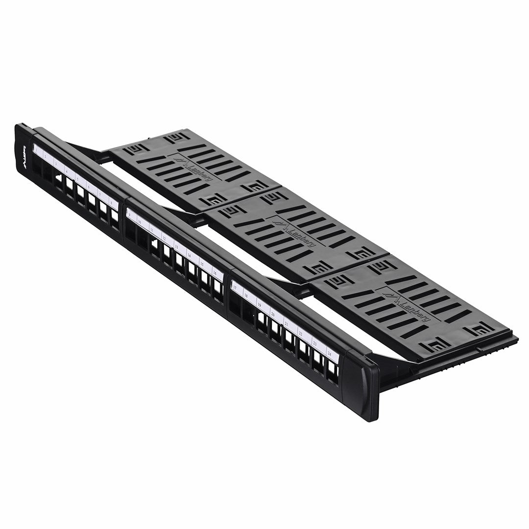 Czarny panel krosowy Cat6 na 24 porty z ponumerowanymi portami, pokazany pod kątem.