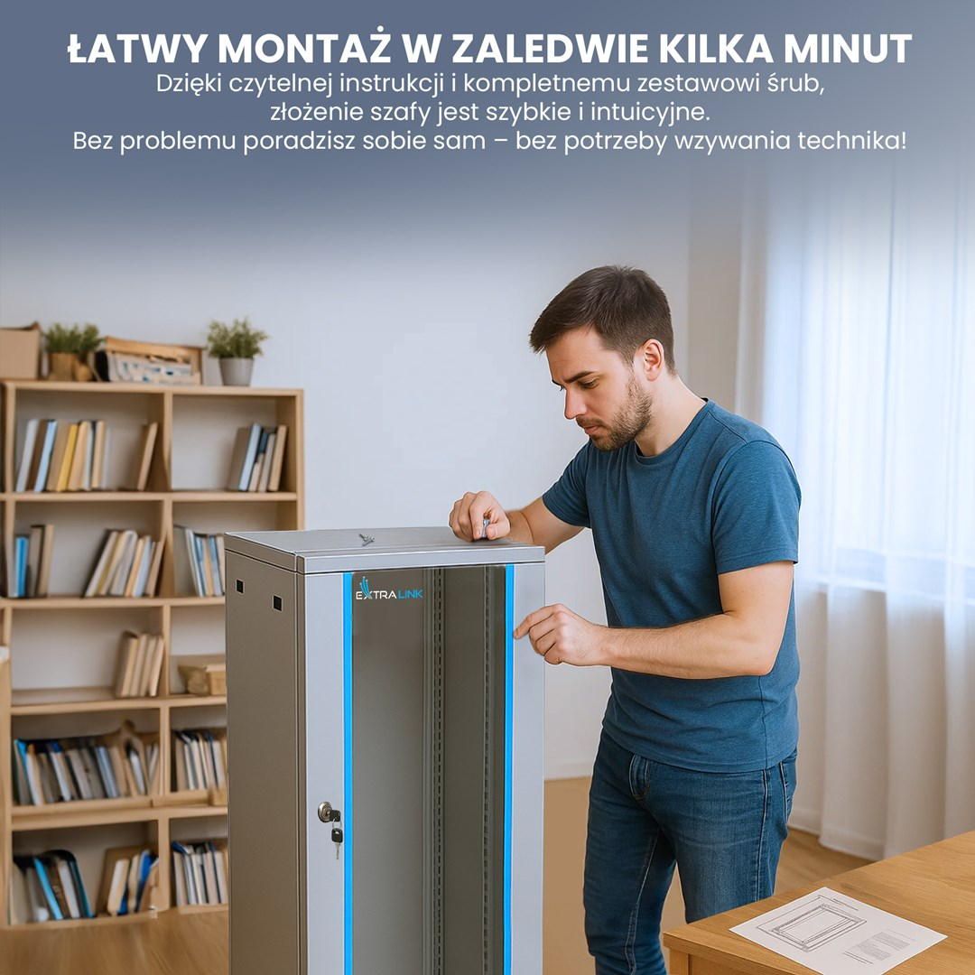 Mężczyzna montuje szarą szafę serwerową w pokoju z regałami.