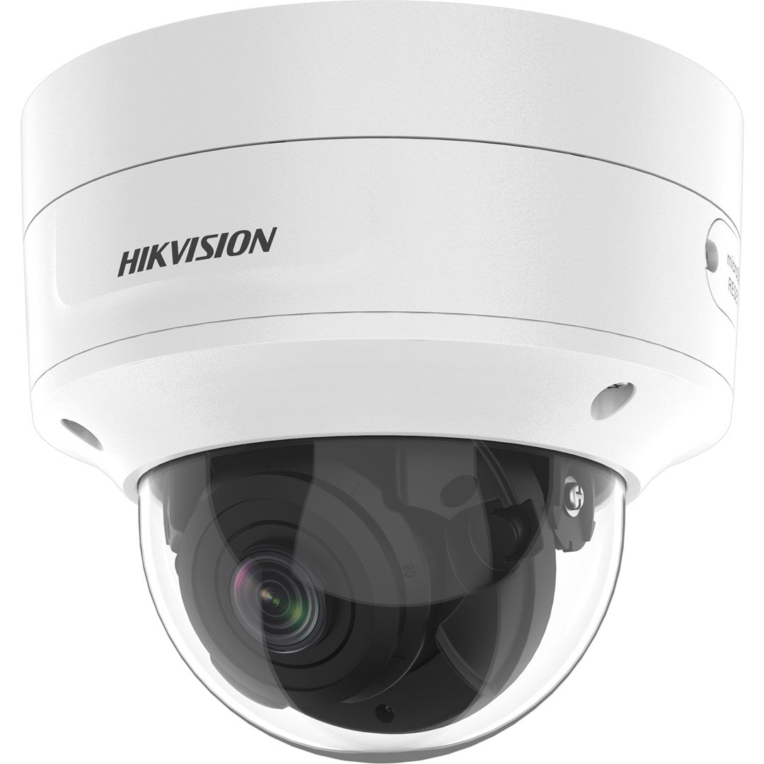 Caméra dôme Hikvision blanche avec dôme transparent et objectif noir.