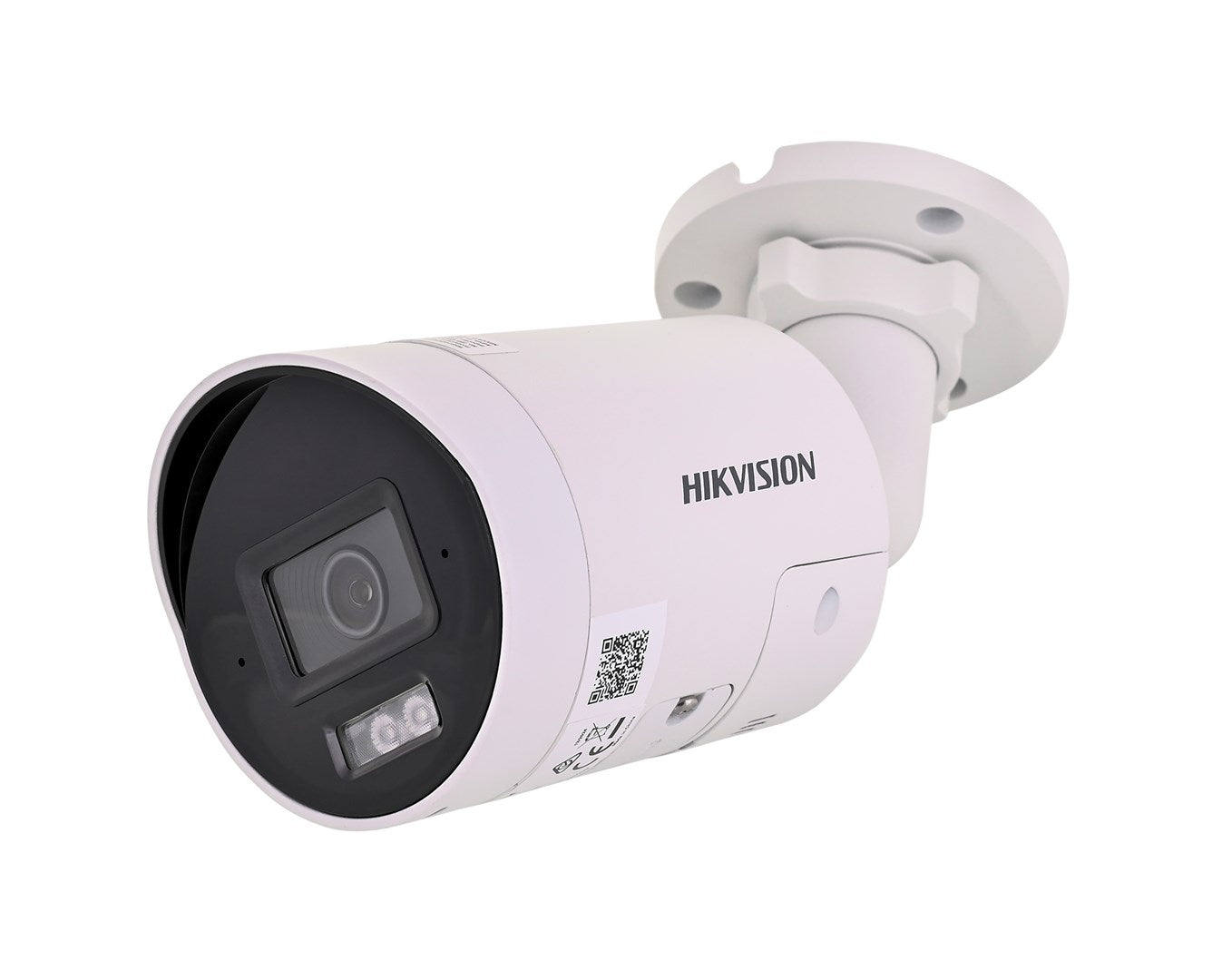 Beyaz arka plan üzerinde siyah lensli ve IR LED'li beyaz Hikvision güvenlik kamerası.