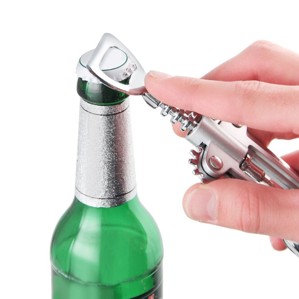 Eine Hand öffnet eine grüne Bierflasche mit einem Korkenzieher.