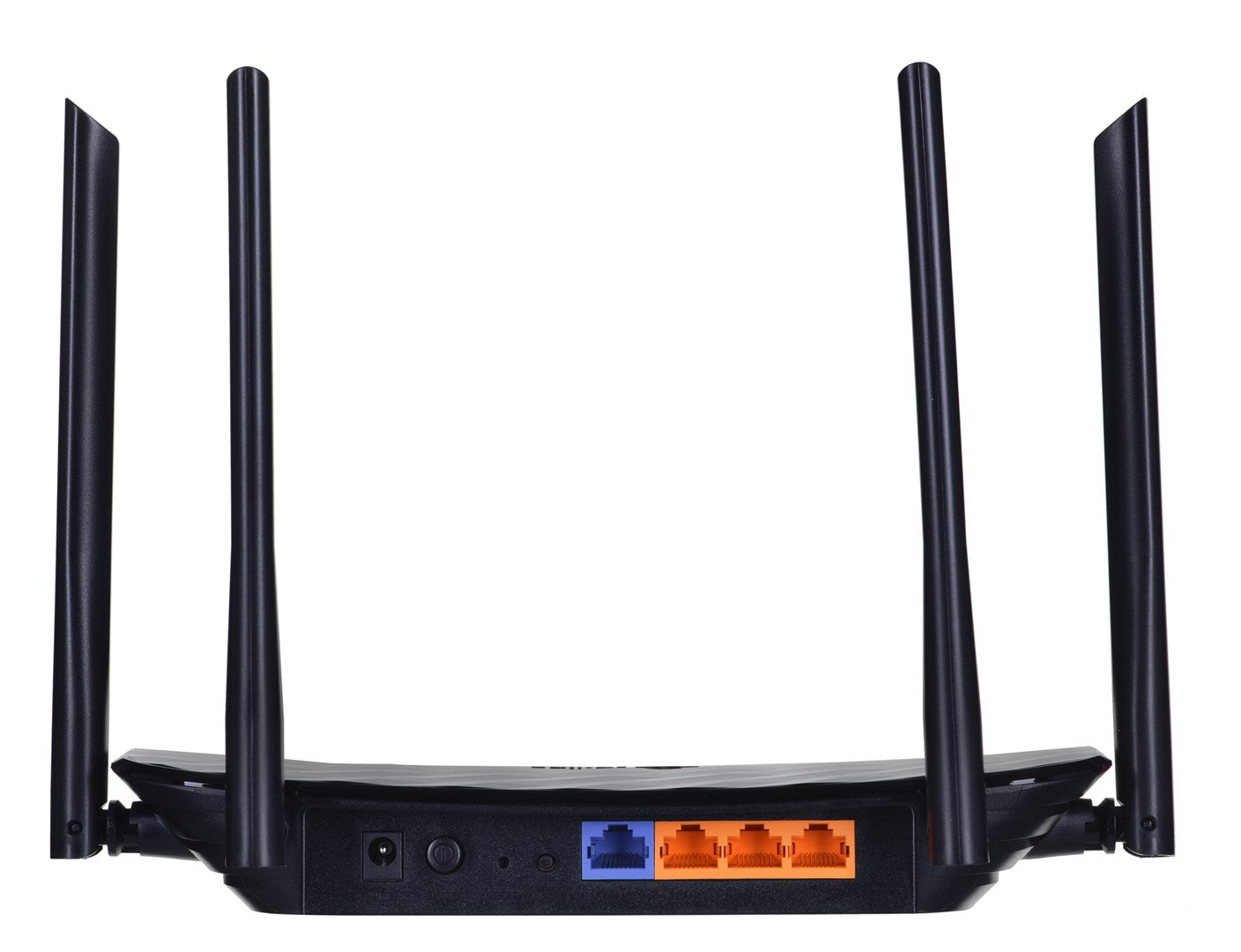 Schwarzer Router mit vier Antennen, Stromanschluss und Ethernet-Anschlüssen.