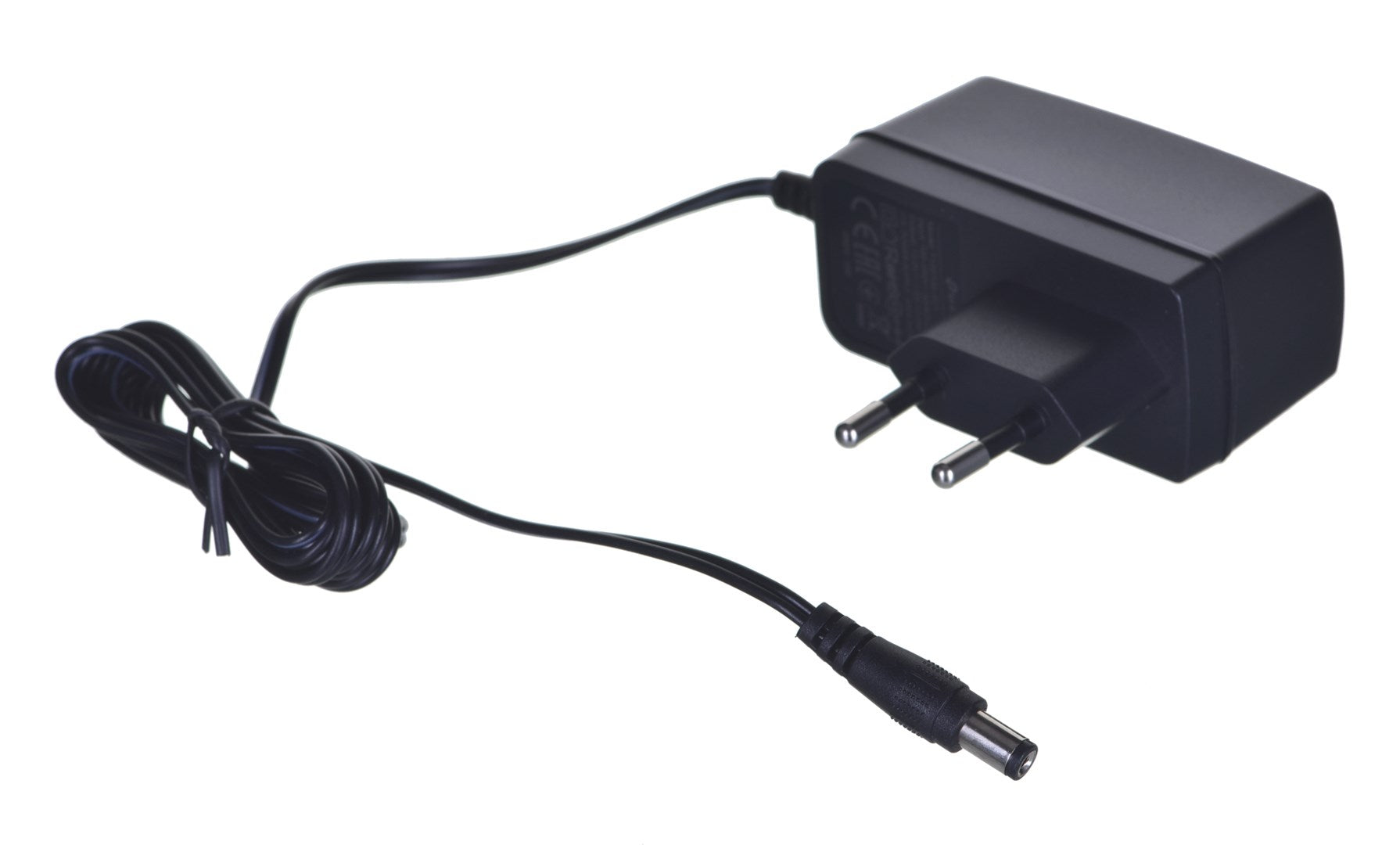 Ein schwarzes Netzteil mit einem Kabel und einem Stecker.
