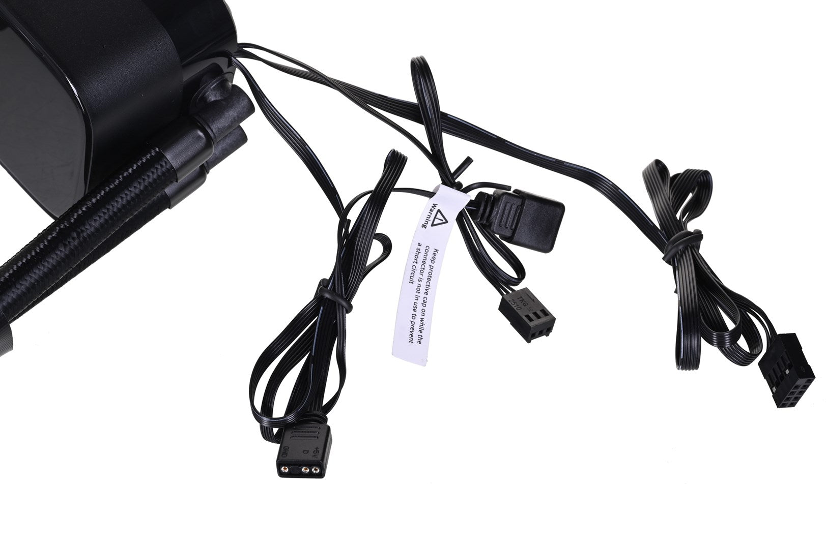 Câbles noirs avec connecteurs, une étiquette d'avertissement attachée.