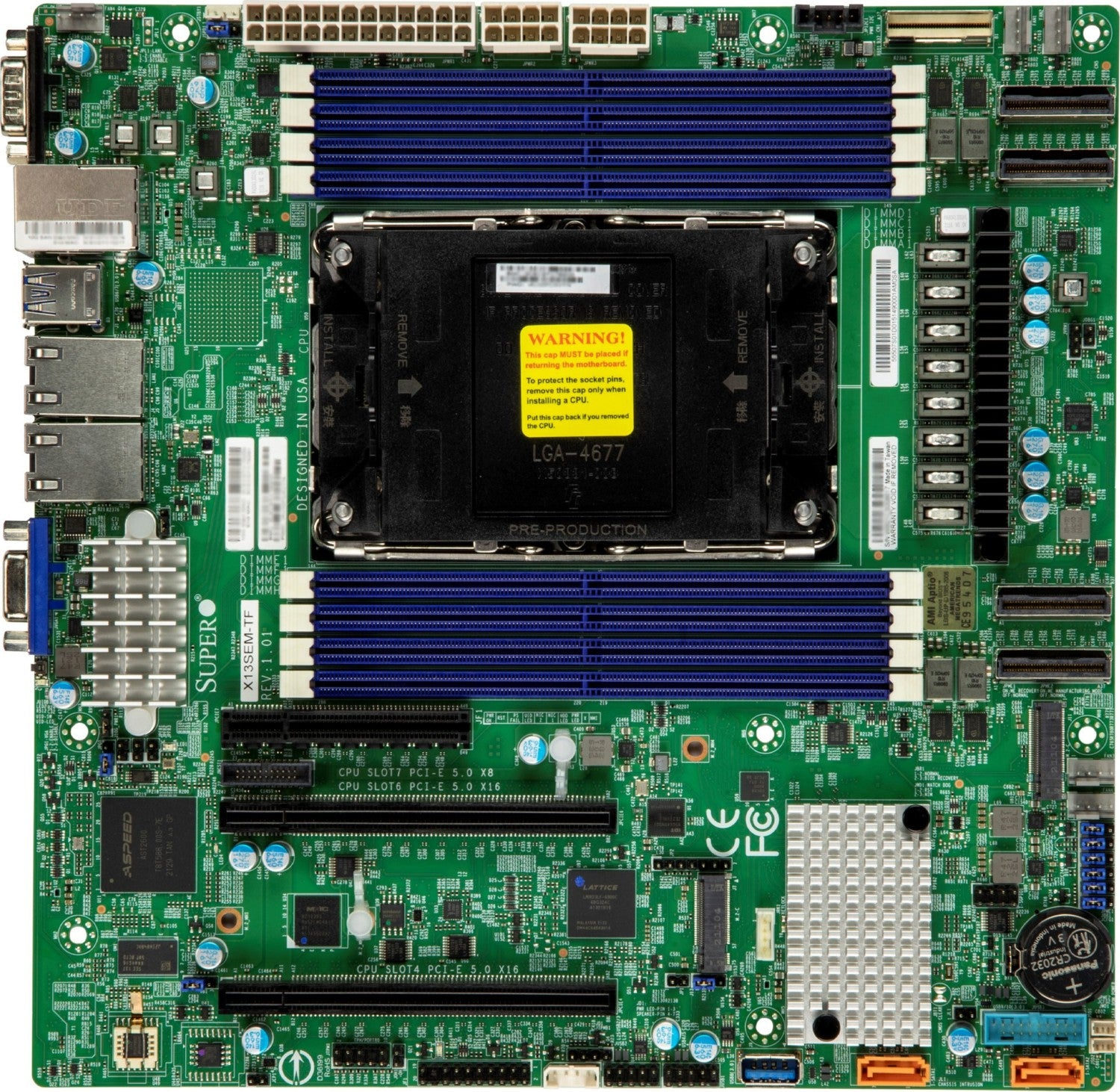 Una scheda madre verde con socket CPU, slot RAM e vari connettori.