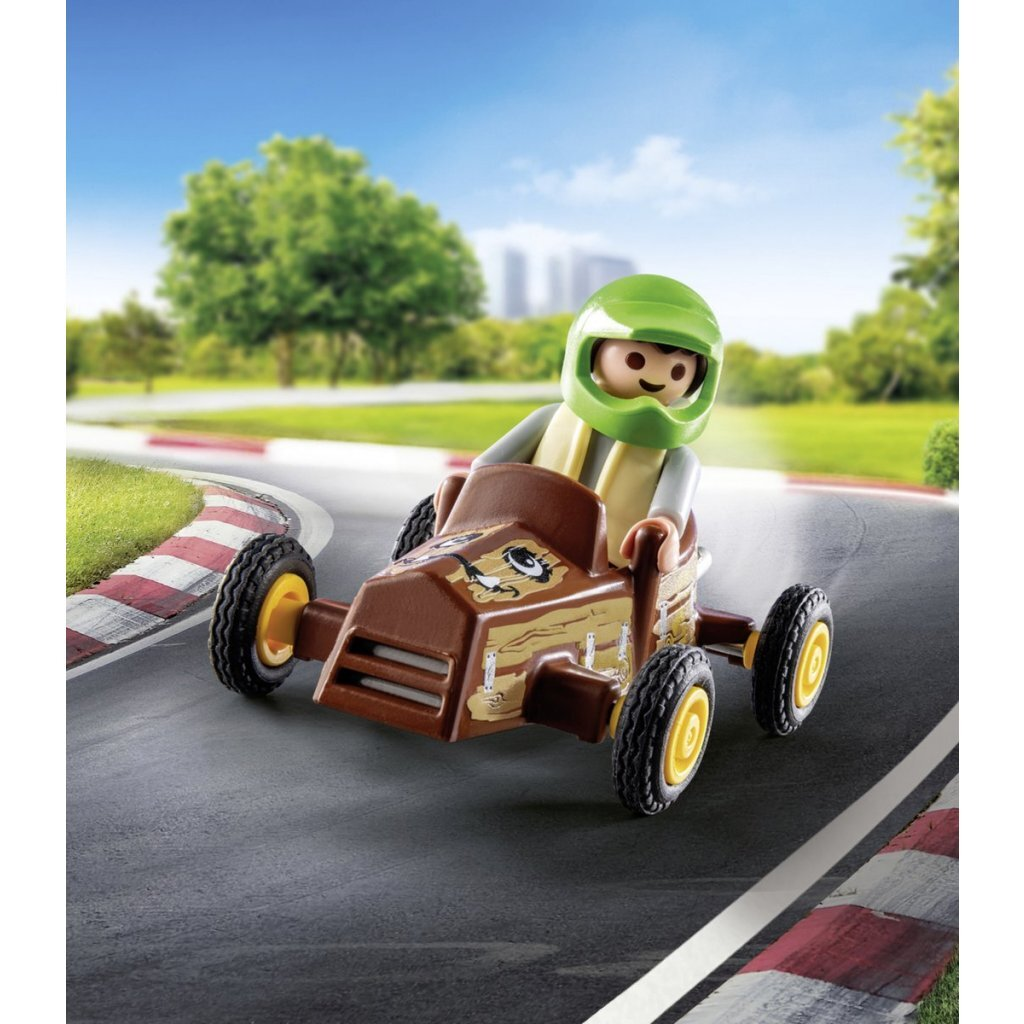 Ein Playmobil-Fahrer in einem braunen Rennwagen mit grünen Helm fährt auf einer Rennstrecke.