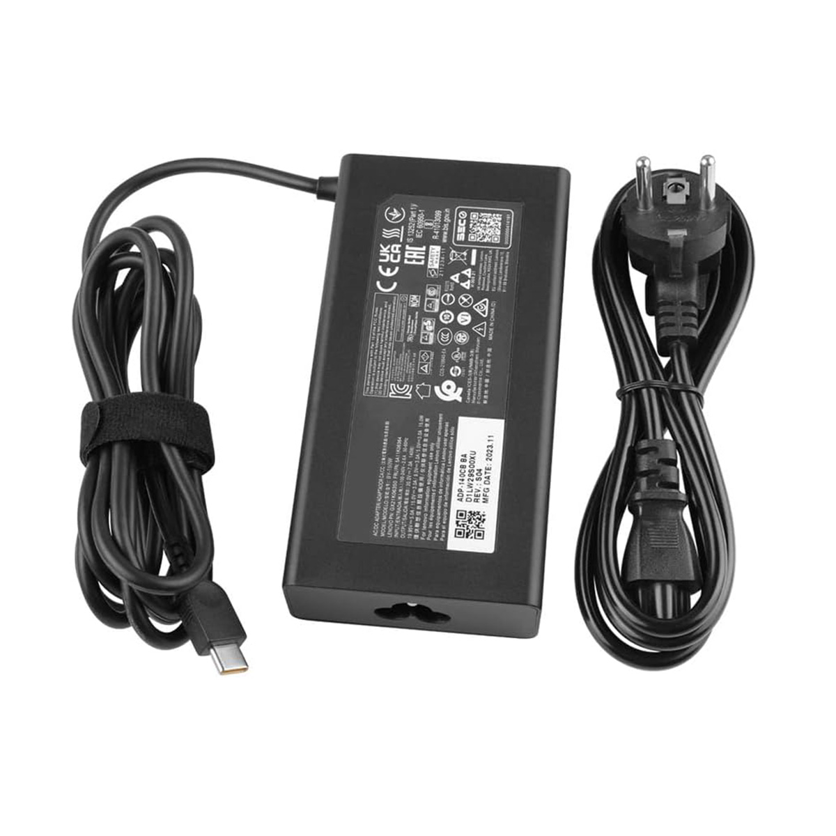 Adaptador de corriente negro para portátil con dos cables sobre fondo blanco.