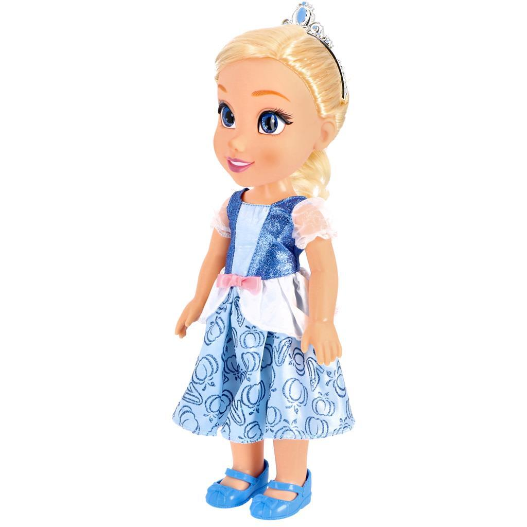 Una muñeca con pelo rubio, tiara, vestido azul y zapatos azules.